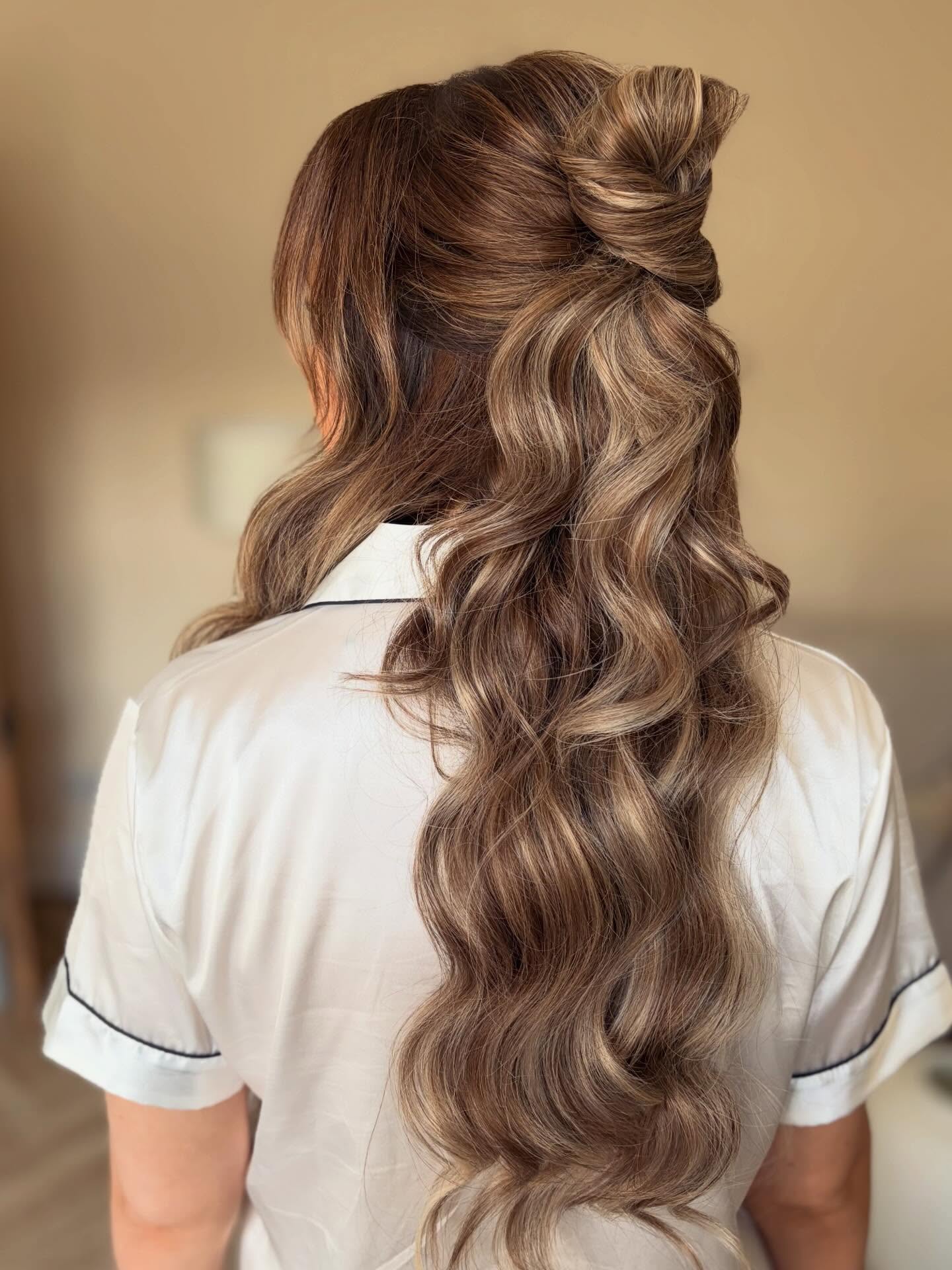 Relaxed waves, soft texture and a gorgeous twisted bun detail for Sarah’s bridal hair on Saturday ✨
An absolute dream of a morning with the loveliest bridal party and such a calm atmosphere to start the wedding celebrations 🤍
#tipiweddings #loughboroughweddings #bridalhairstylist #2027bride #stamfordweddings