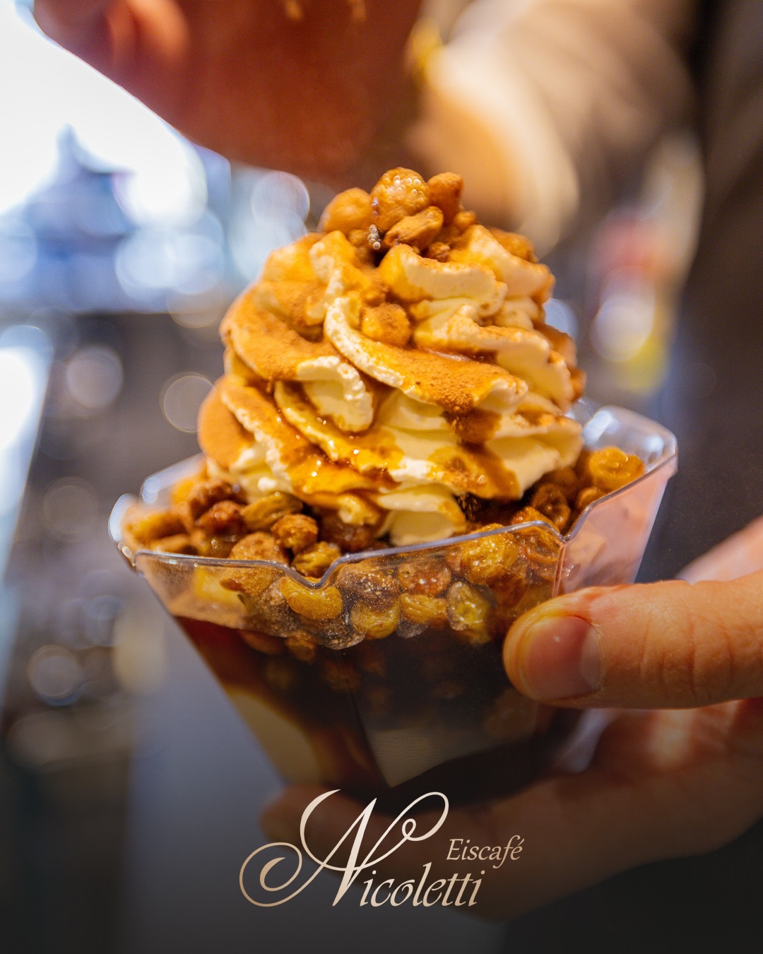 ☀️ Das sonnige Wochenende steht vor der Tür – die perfekte Zeit für eine kleine Auszeit bei Eiscafé Nicoletti 🍨🌴
Genieße cremiges Eis, erfrischende Getränke und entspannte Momente in der Sonne mit deinen Lieblingsmenschen. Ob fruchtig, schokoladig oder klassisch italienisch – bei uns findet jeder seinen Lieblingsbecher 😍✨
Kommt vorbei und macht euer Wochenende noch ein bisschen süßer! ☀️🍦
#EiscaféNicoletti #Konstanz #SonnigesWochenende #IceCreamLover #SommerFeeling