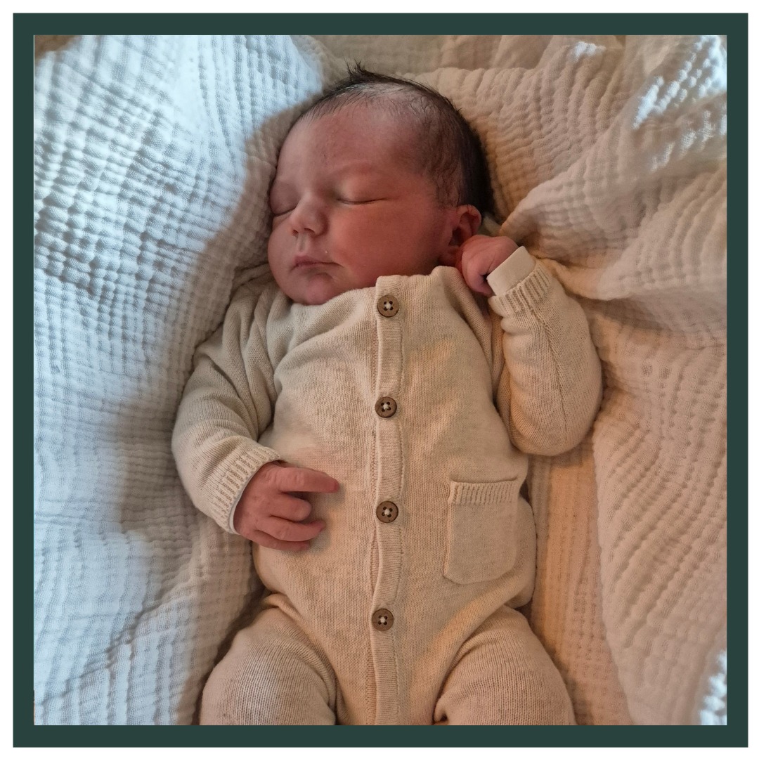 WELKOM MANUEL! 🩵
Dit lieve mannetje Manuel is op 16-03-2026 om 10:21u geboren. Hij woog 3904 bij 39 weken en 2 dagen. 👶
Manuel heeft een grote zus, Billie. We leerde Niki en Marcel al kennen tijdens hun vorige zwangerschap. Wat leuk om ze nu weer terug te zien! 😍
Niki had een grote wens voor de bevalling: het gouden uurtje na geboorte. Deze had ze helaas gemist bij de geboorte van Billie. Daarom hoopte ze dat dit nu wel kon. 🤞🏻
In de nacht belde Marcel, omdat de bevalling begonnen was met weeën. Tessa had dienst en kwam direct naar het gezin toe. 🚗 Niki had 4-5cm en dat was een goed moment om naar het ziekenhuis te gaan. In het ziekenhuis werden verschillende houdingen afgewisseld, van skippybal tot douche. 🚿 Toen de ontsluiting twee keer was gecontroleerd en hetzelfde bleef, besloten we samen de vliezen te breken. Voor Niki een pittig stuk, omdat ze wist van de bevalling van Billie dat deze weeën zwaarder waren. Met goede steun van Marcel en coaching van Tessa ging het super goed! Niki deed het fantastisch. 💪 Na 2 uurtjes was het tijd om te persen en dit ging erg vlot. Voor de schouders was nog wel alle kracht nodig, maar daar was hij dan! Manuel werd op de borst van mama gelegd en bleef hij heerlijk liggen, precies zoals Niki had gehoopt. 🩵 Alles verliep voorspoedig en later op de dag konden ze weer lekker naar huis.
Lieve Niki, Marcel en Billie. Van harte gefeliciteerd met jullie zoon en broertje! Ontzettend knap gedaan Niki. Veel geluk toegewenst! 🫶 Liefst Team LEV 🩷
#zwangerschap #bevalling #verloskundigen #grotezus #welkomkleintje