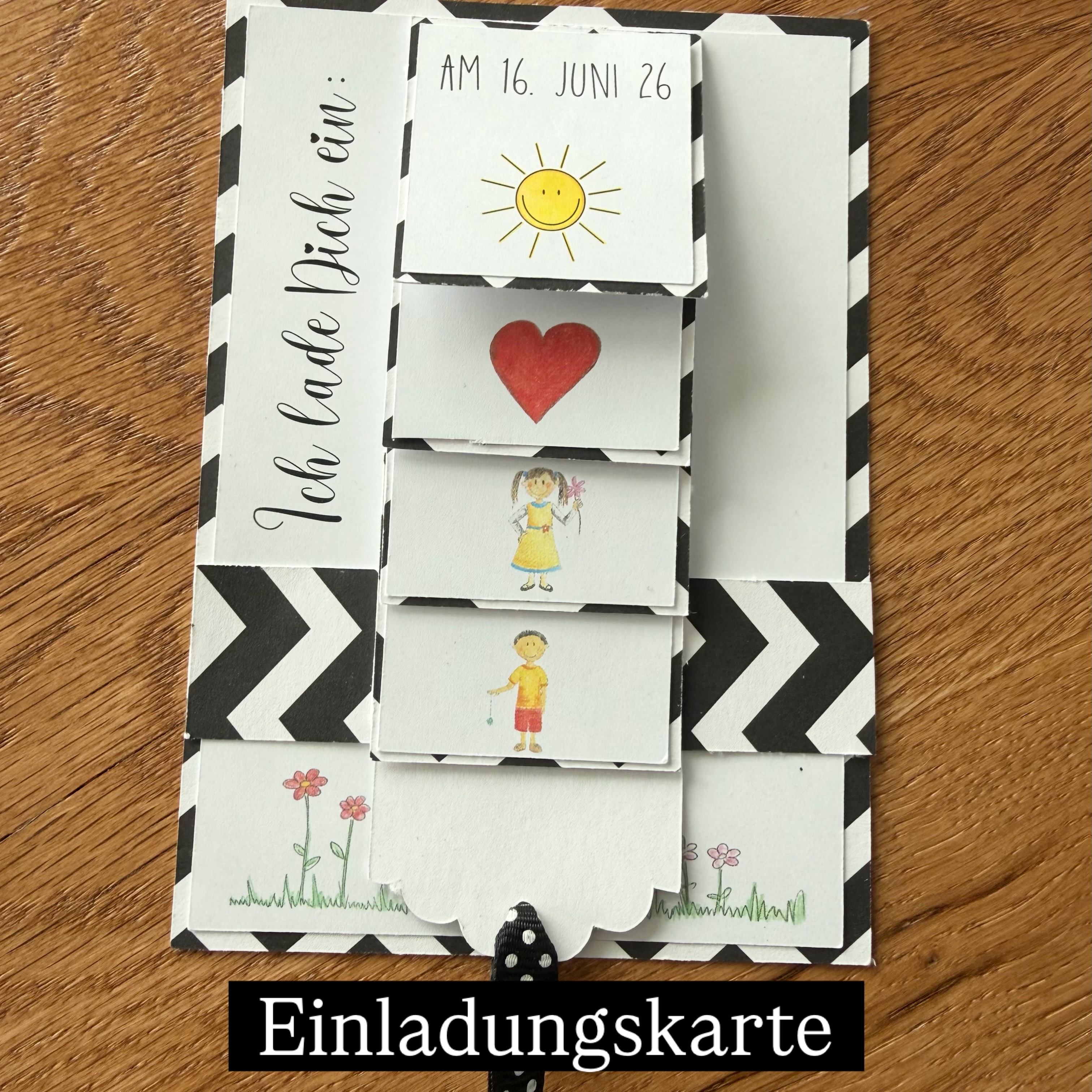 Einladungskarte 💌✨
Die Karte hat Euch ja soo gefallen - hier kommt was tolles für Euch.
Meine liebe Freundin hatte mich mit der Karte überrascht und da hatte ich gleich zu ihr gesagt "oohh die Karte mache ich gleich für den Wellentag." 😍
Und da ich im Moment aufs Sofa gefesselt bin, konnte ich die Zeit nutzen für die Erstellung der Vorlage. Gerne teile ich diese mit Euch.
(ob mit oder ohne Plotter) 🥳
Für die neuen Kinder, welche im August in den 1. Kindergarten starten, gibts diese Karte. ❤️
Ich liebe es, kreativ zu sein und immer wieder neues auszutesten.
Der Plotter lief heiss, also konnte ich gleich für Euch auch mitplotten.
Wer keinen Plotter hat, kann die Vorlage auch drucken und mit der Schere oder Schneidmaschine schneiden. 💪🏼
Auch für andere Eibladungen oder Liebesbotschaften ist sie toll. Ich glaube, ich muss mal so eine Karte mit den Kindern verzieren/basteln. ❤️
🍀🍀🍀🍀🍀
Ich verschenke 1 x einen Klassensatz für die neuen Kinder. (max 15 Stk.) ❗❗
& 2 x die Vorlage
Du musst nur noch die Vorlage ausdrucken (mit Text und Bild nach Wahl) und alles zusammenfügen und kleben. 💌
Im Post siehst Du die verschiedenen Muster und Farben - es wird ein Mix-Set.
-like den Post
-kommentiere, was Dir daran gefällt und mit welchem Thema Du starten wirst. ☀️
10x Gewinnchance erhöhen:
-Beitrag in der Story posten und @kigaframa markieren ❤️
Ausgelost wird am 16.5.26 um 20.00 Uhr😊
Diese Verlosung findet nur auf Instagram statt. Instagram steht in keiner Verbindung zum Gewinnspiel und wird nicht von Instagram unterstützt, gesponsert oder organisiert. Der Rechtsweg ist ausgeschlossen.
Teilnahme ab 18 Jahren.
Die Gewinner werden per Zufallsprinzip ausgelost und per Instagram DM benachrichtigt.
Die Adresse wird für den Versand benötigt.
Wohnsitz in 🇨🇭🇩🇪🇦🇹🇱🇮