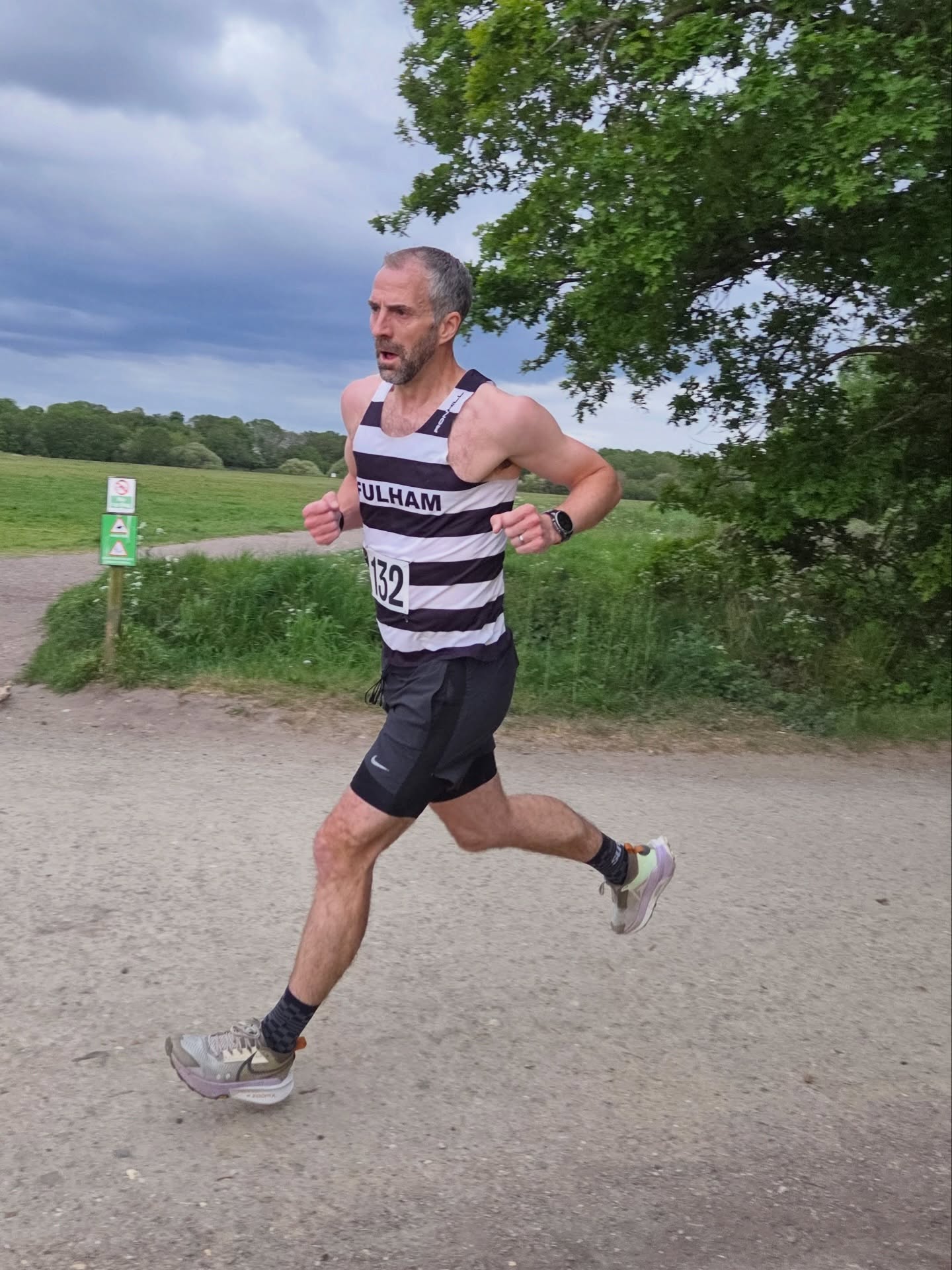 Great to see so many bandits donning their stripes for last nightβs Wimbledon Trail Series! Thanks so much for the photos @richardmorris100 πΈ Tonight is our social club run, perfect for shaking out those tired legs!
.
#wimbledontrailseries #runningclub #race #runnersofinstagram #runlondon
