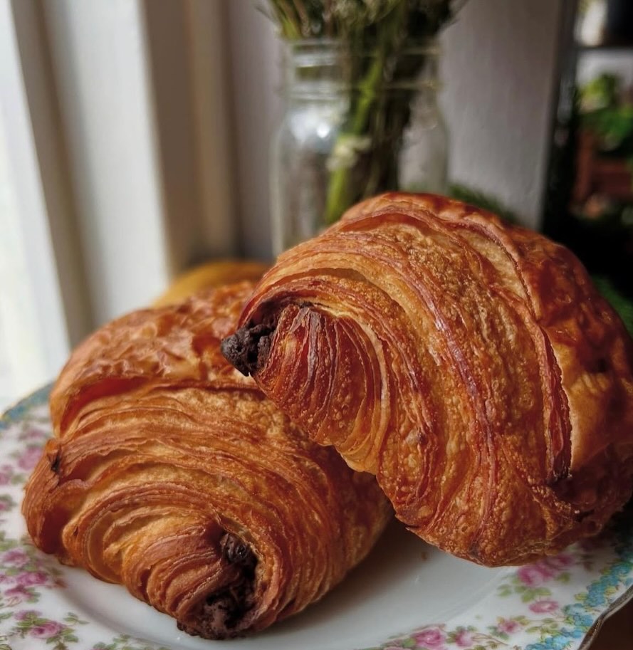 No better way to start your week than with a fresh croissant and your favorite latte! 🥐
Welcome your week on our patio and by treating yourself to one of our seasonal lattes (or cocktails, it’s almost happy hour!).
Or, if you’re in a hurry, check out mobile ordering on our app 📲
