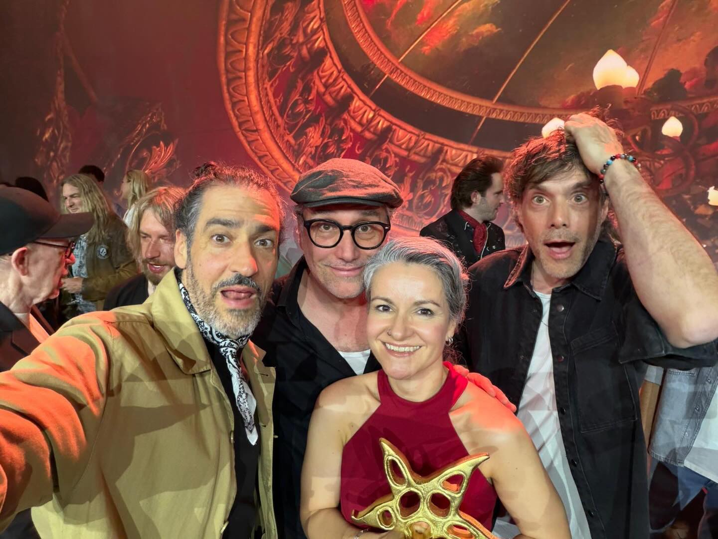 Geschter hämmer tatsächlech en Prix Walo gwunne 😅🏆
Mit eusem Secondhand Orchestra – wo mer berühmti Werch in Mundart, mit viel Herz, e chli Chaos und no meh Spielfreud uf d’Bühni bringed. Irgendwo zwüsche Theater, Konzert und „was passiert da grad eigentlich?“ 😄
Und ich zmitz drin… eigentlich us de Popmusig-Wält cho und jetzt plötzlich fasch im Theater glandet. Hani so au nöd ganz plant gha – aber ich lieb‘s. Es isch e riesigi Freud, Teil vo dem verrückte, grossartige Hufe z’sii ❤️💜🔥
De Obig selber? Mega schön. So viel Lüüt, wo d’Schwiizer Showszene präged, alli zäme i eim Ruum – das het eifach guet tah. @prixwalo #50prixwalo
Merci allne, wo das möglich mache – und sorry a alli, wo jetzt müend mit eusne Mundart-Versione vo de grosse Klassiker läbe 🎶🥳
@froelein_dc @riklin_schaub @fm_francoismurner @secondhandorchestra @estherfriederich @gogsandrighetto @christian_joller @markusibig @karina.lotzer.lighting @die_manufaktur @lukaswietlisbach @andrew_phillips_is_here @marcel_theiler @kathrinbaumberger
urszimmermann