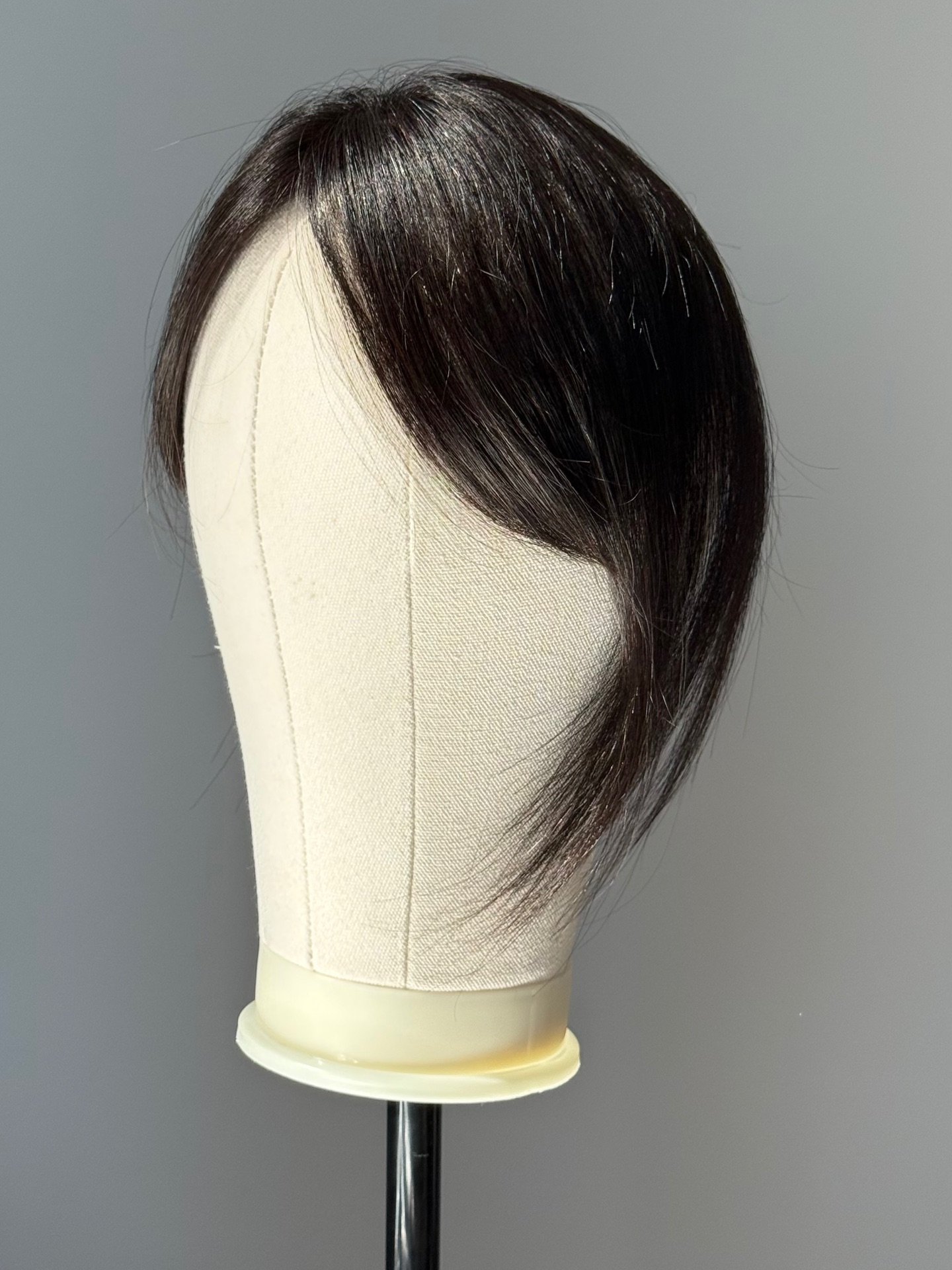 Nicht jede Veränderung braucht Länge.
Manchmal reicht die richtige Linie.
Leicht.
Präzise.
Fast unsichtbar.
LaPerruque.
#minihaarteile #silktoppers #hairpieces #haarteilefürfrauen #zweithaarlösung