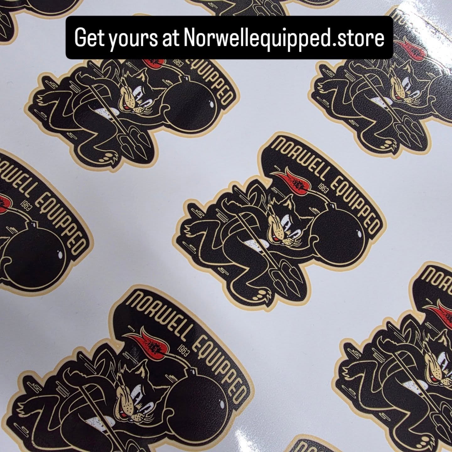 Some more stickers we are cranking out for @jeffhotrod featuring this diabolical cat...maybe he's that cat that gave black cats a bad reputation
#RODTEES #norwellequipped #customstickers #hotrodshirts #hotrodder