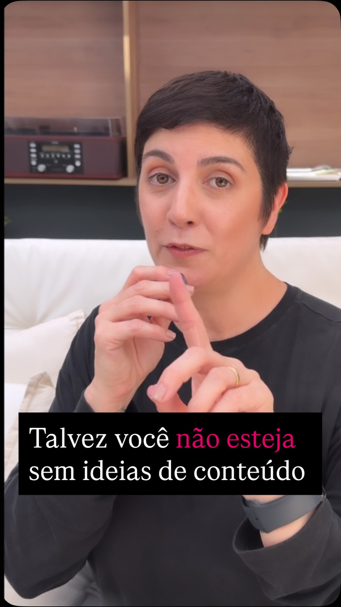 Talvez você não esteja sem ideias de conteúdo.
Talvez você esteja tentando transformar uma trajetória inteira em posts soltos.
E quando uma mulher tem repertório, experiência e anos de atuação, isso acontece com frequência: não falta assunto, falta curadoria.
Porque tudo parece importante.
A história que marcou sua carreira, o aprendizado que mudou sua forma de conduzir, a experiência que poderia virar exemplo, a visão que você construiu depois de tantos anos.
A solução que hoje parece óbvia para você, mas ainda não é óbvia para quem precisa do seu trabalho.
O problema é que, sem critério, repertório vira excesso e ai vira trava.
Antes de perguntar “o que eu posto?”, experimente perguntar: Que parte da minha experiência precisa ser compreendida agora para construir a autoridade que eu quero sustentar?
Quem tem repertório não precisa copiar mais modelos, só precisa traduzir, com clareza , o que já sabe.
#AutoridadeDigital #ComunicaçãoEstratégica #MarcaPessoal #Mulheres45Mais #posicionamentodigital