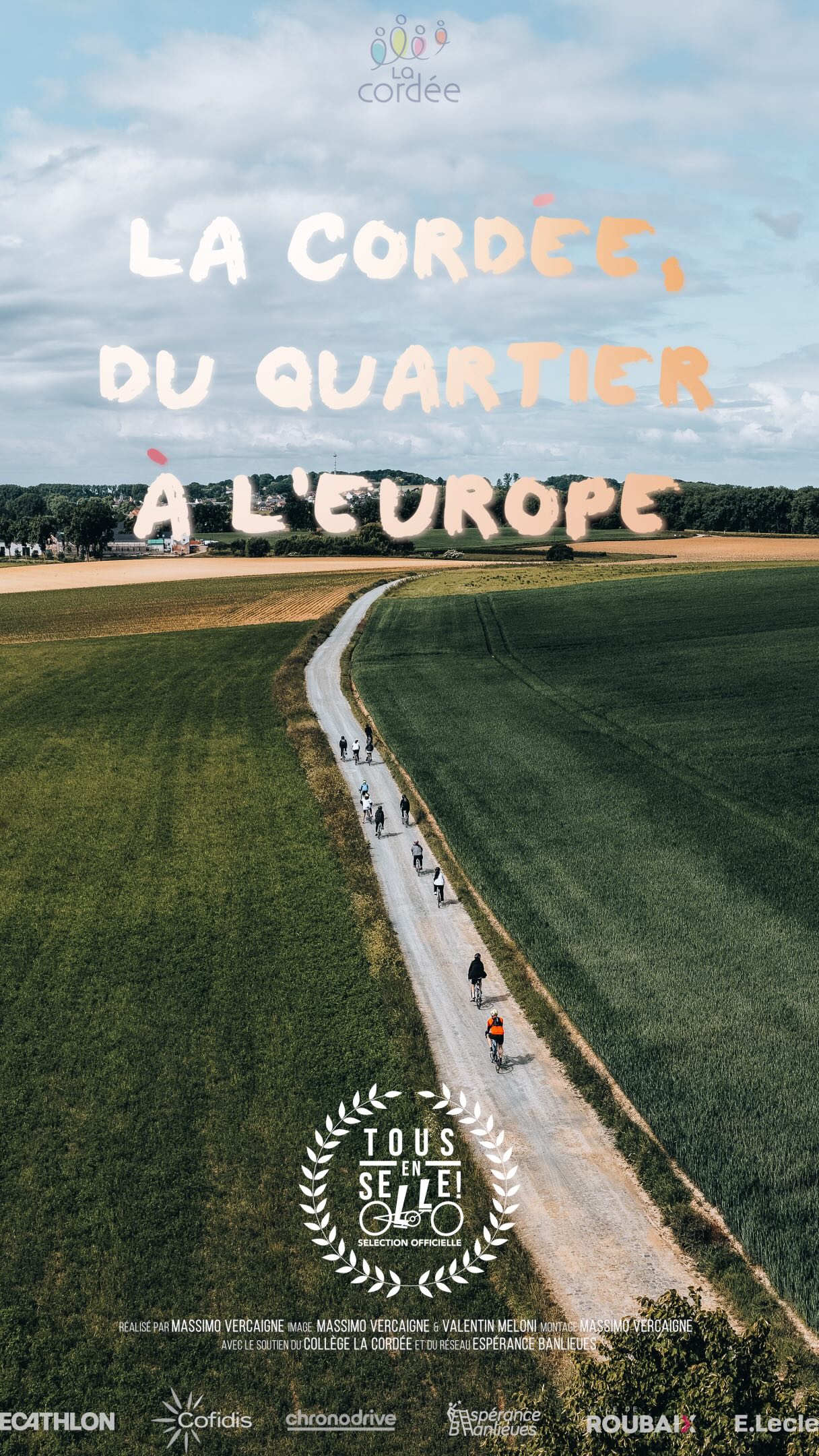 30 jeunes adolescents qu’on dit fragiles, parfois en décrochage, souvent à la marge.
Et un défi fou : traverser l’Europe à vélo.
À Roubaix, dans un collège hors cadre, ils sont une trentaine à se lancer dans une aventure que beaucoup n’auraient jamais imaginée : 300 kilomètres en 3 jours, à travers 4 pays.
Certains n’avaient jamais vraiment pédalé.
Tous vont devoir apprendre à tenir, à douter, à continuer.
Au fil des kilomètres, l’effort devient un langage commun. Les corps fatiguent, les certitudes vacillent, mais le groupe avance. Ensemble.
La Cordée, du quartier à l’Europe raconte la transformation rare d’une jeunesse que l’on regarde trop peu, et qui se découvre capable d’aller beaucoup plus loin qu’elle ne l’imaginait.
Un film fort, humain, bouleversant de @massimo_vrc avec @juuray et @courslacordee
À découvrir dans la programmation de Tous En Selle en juin.
🎟️ Places disponibles via le lien en bio.
#tousenselle #tousensellepodcast