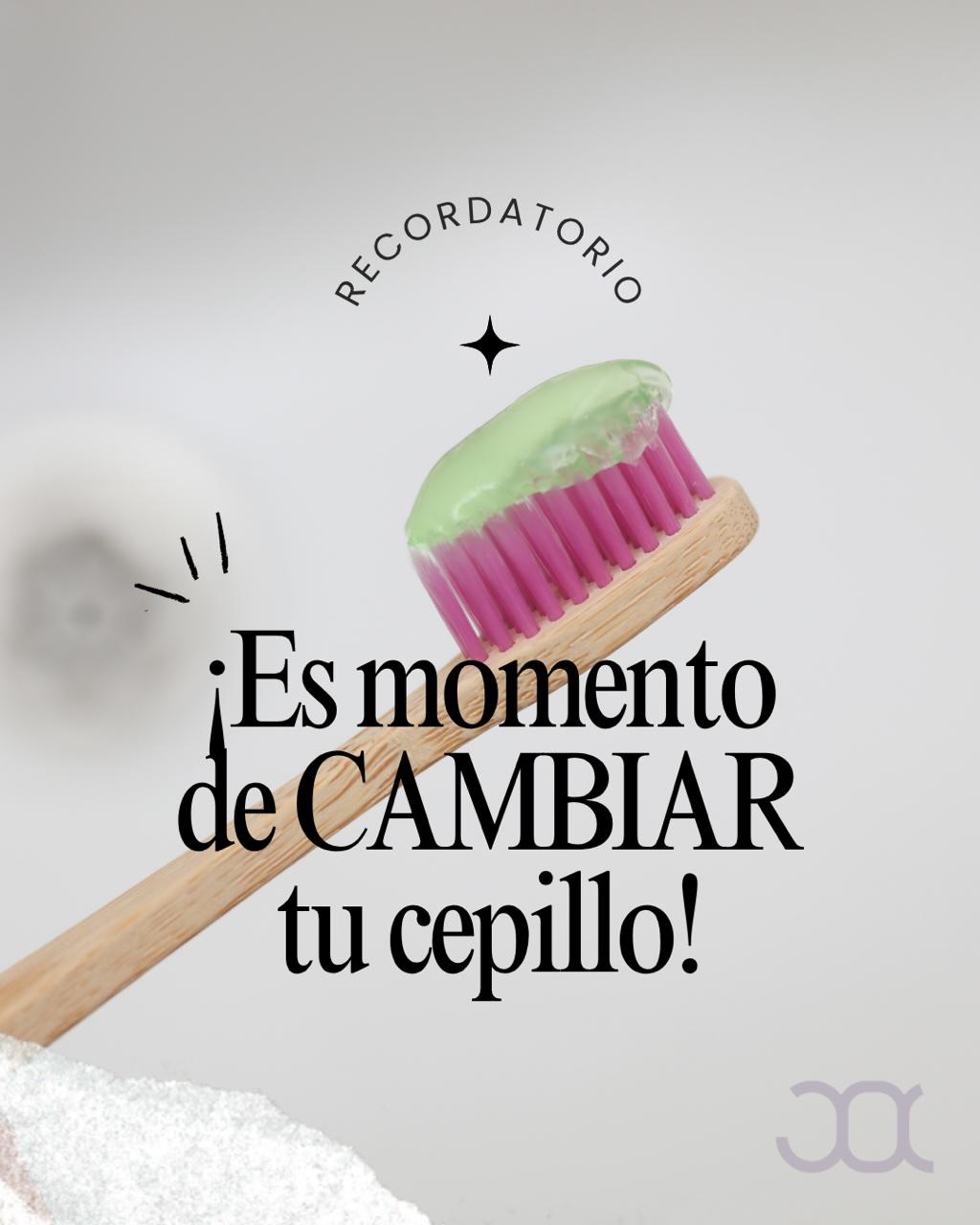 ✨🪥 Reemplazo del cepillo dental: una medida clave en salud oral.
El cepillo dental pierde eficacia con el uso. La deformación de las cerdas reduce su capacidad para remover biofilm y aumenta el riesgo de acumulación bacteriana.
Se recomienda su cambio en los siguientes casos:
• Cada 3 meses, según guías de higiene oral
• Después de procesos infecciosos (como gripa) para evitar recontaminación
• Cuando las cerdas presentan apertura o desgaste
• Después de tu limpieza dental
Un cepillo en mal estado compromete la higiene, favoreciendo la persistencia de placa y el riesgo de patologías como gingivitis y caries.
La prevención comienza con herramientas adecuadas.
Agenda tu valoración para una asesoría personalizada en técnicas y hábitos de higiene oral.
#odontologiabucaramanga #ortodonciasinbrackets #ortodonciabucaramanga #ortodonciainvisible