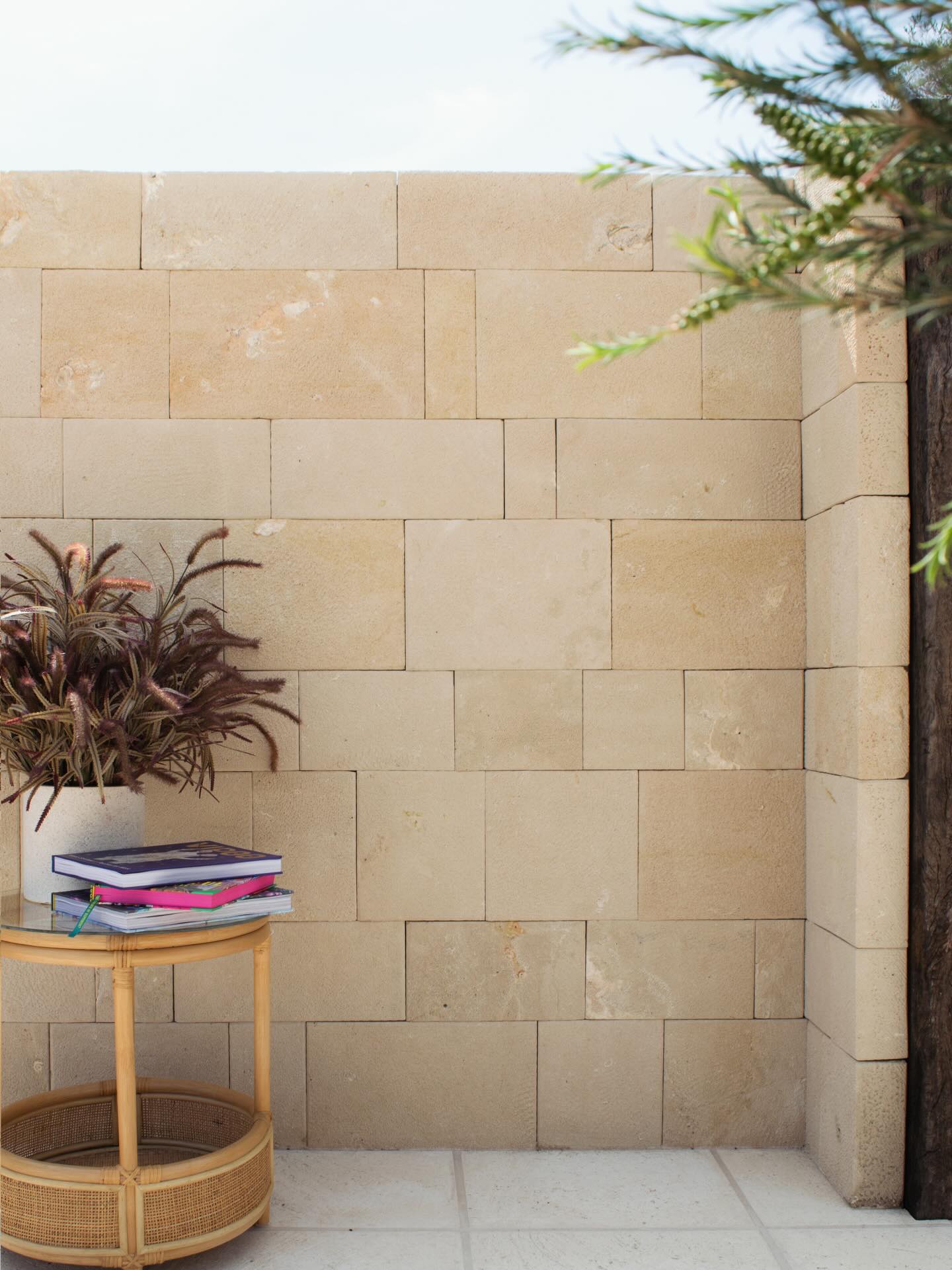 APOLLO OYSTER arrives.
apollo cladding format
2 heights, mixed length, Aris edged, bushhammer finish.
In oyster limestone
Australian. warm tan in colour with fossil variations
Clean lines, natural variations we love it.