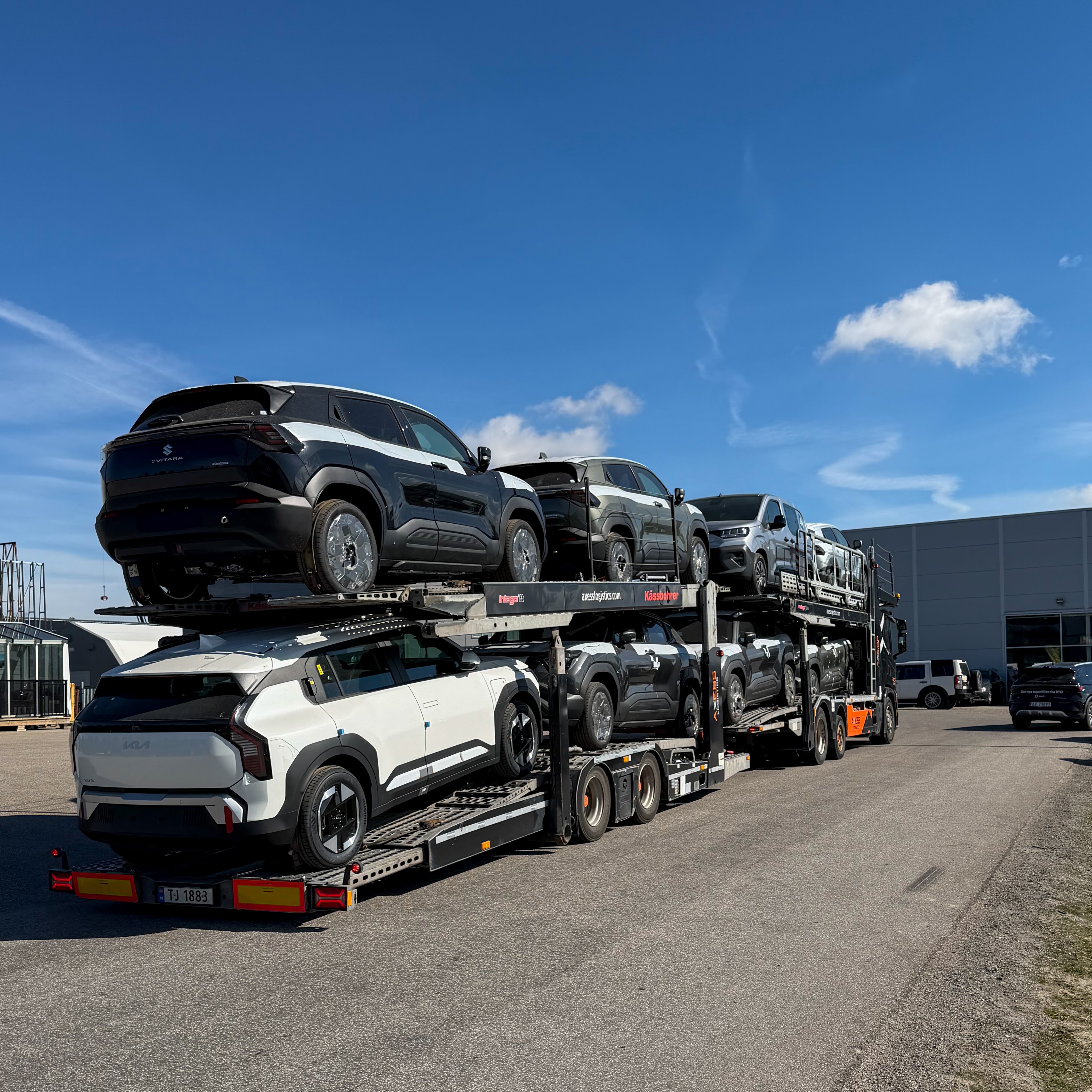 Et innblikk fra oss - gjennom øynene til vår lærling Dennis 🤩
Mange steg som ligger bak hver eneste bil som står klar for ny eier 🚘 Dennis vil ta dere med gjennom arbeidet som skjer bak kulissene.
Bilene ankommer oss, de blir klargjort på verksted før de kjøres inn i vaskehallen og får siste finish før utlevering 🤝
Når nøklene er overlevert står verksted klar for årlig service, vedlikehold og oppfølging videre på reisen 🛠️
Det var litt fra vår uke, GOD HELG 😍