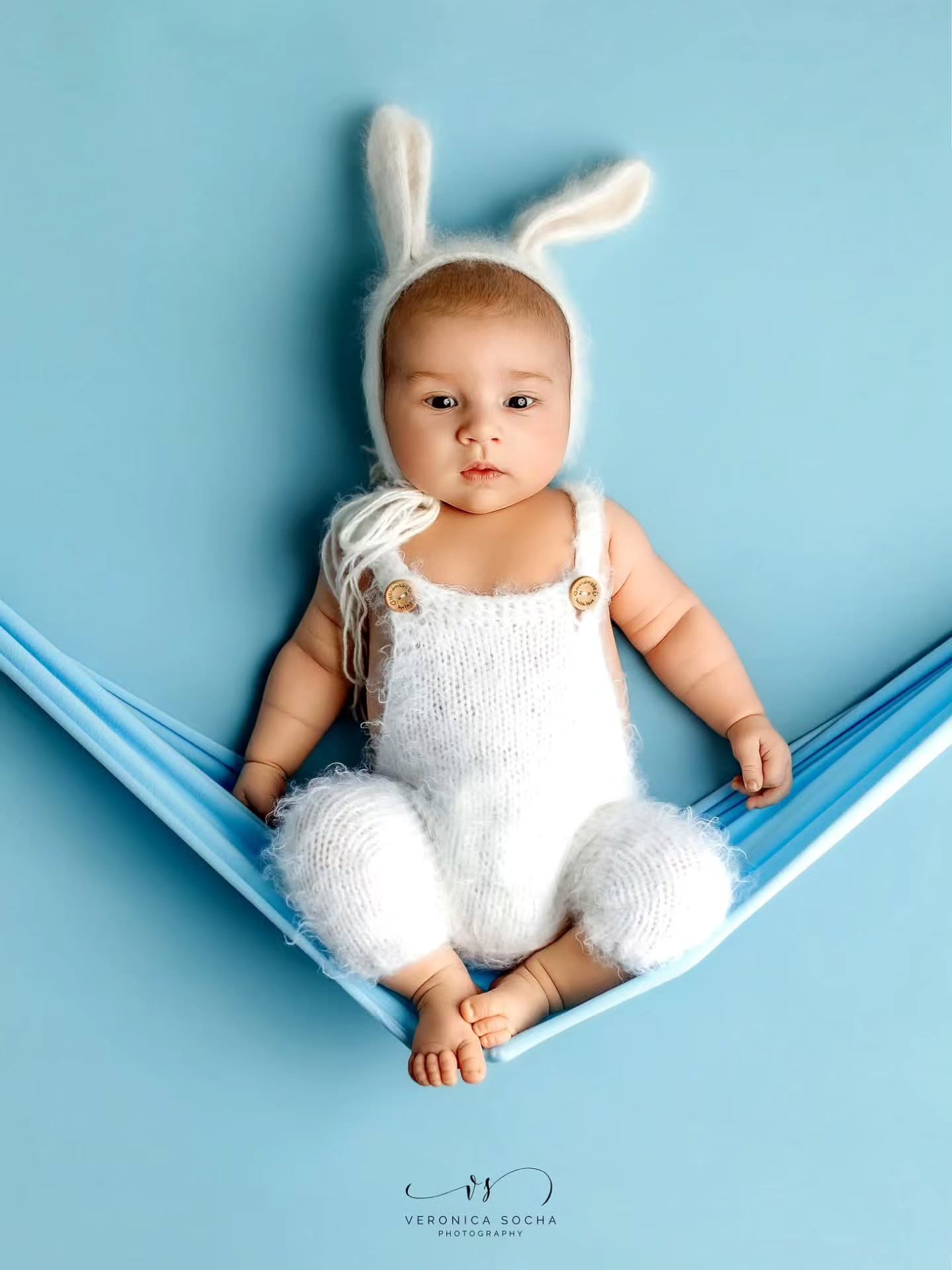 “It’s too late for newborn photos…” — I hear this so often 🤍
But beautiful baby portraits can be created at every stage ✨
Little Antoś was already nearly 2 months old when he came to my studio, and just look at the magic we created together 🩵🐰
Those adorable expressions, curious eyes, tiny details and sweet little moments are still absolutely worth capturing. Every baby is different, and every stage tells a beautiful story.
So if you missed the “ideal newborn window” — please don’t worry. It’s never too late to preserve these precious memories 🤍
#swindonphotographer #babyphotography #newbornphotographer #swindonmums #babyphotoshoot timelessphotography newbornsession motherhood babyboy veronicasochaphotography