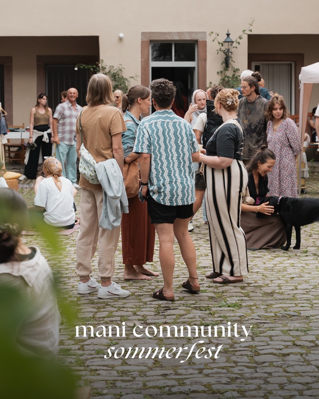 Community Sommerfest🌞
Der Sommer ist bald da und wir feiern ihn gemeinsam mit euch - der besten Mani Community!😍
Am 14. Juni laden wir euch herzlich zu unserem Mani Yoga Sommerfest ein. Wir freuen uns schon sehr auf ein entspanntes Zusammenkommen mit allen, egal ob du schon Teil der Community bist oder es werden möchtest.
Ab 15 Uhr geht es los im Garten von unserem Studio Stadt (Franz-Ludwig Str. 21) mit leckeren Snacks, Getränken und einem kleinen Yogiflohmarkt. Genieß den Tag in Gemeinschaft, zum Ankommen, Austauschen, Rumturnen und Chillen. Komm wie du bist & bring gerne deine Liebsten mit (ob groß oder klein☺️).
Um 20Uhr geht es dann rein und wir singen gemeinsam Mantren mit Maé Mantracircle in der Studio Shala.
Ob für einen Moment oder den ganzen Nachmittag - wir freuen uns so sehr, wenn du dabei bist!
Wo & Wann?
14.06.2026
ab 15:00 Uhr
Studio Stadt
much love,
dein Mani Team🧡