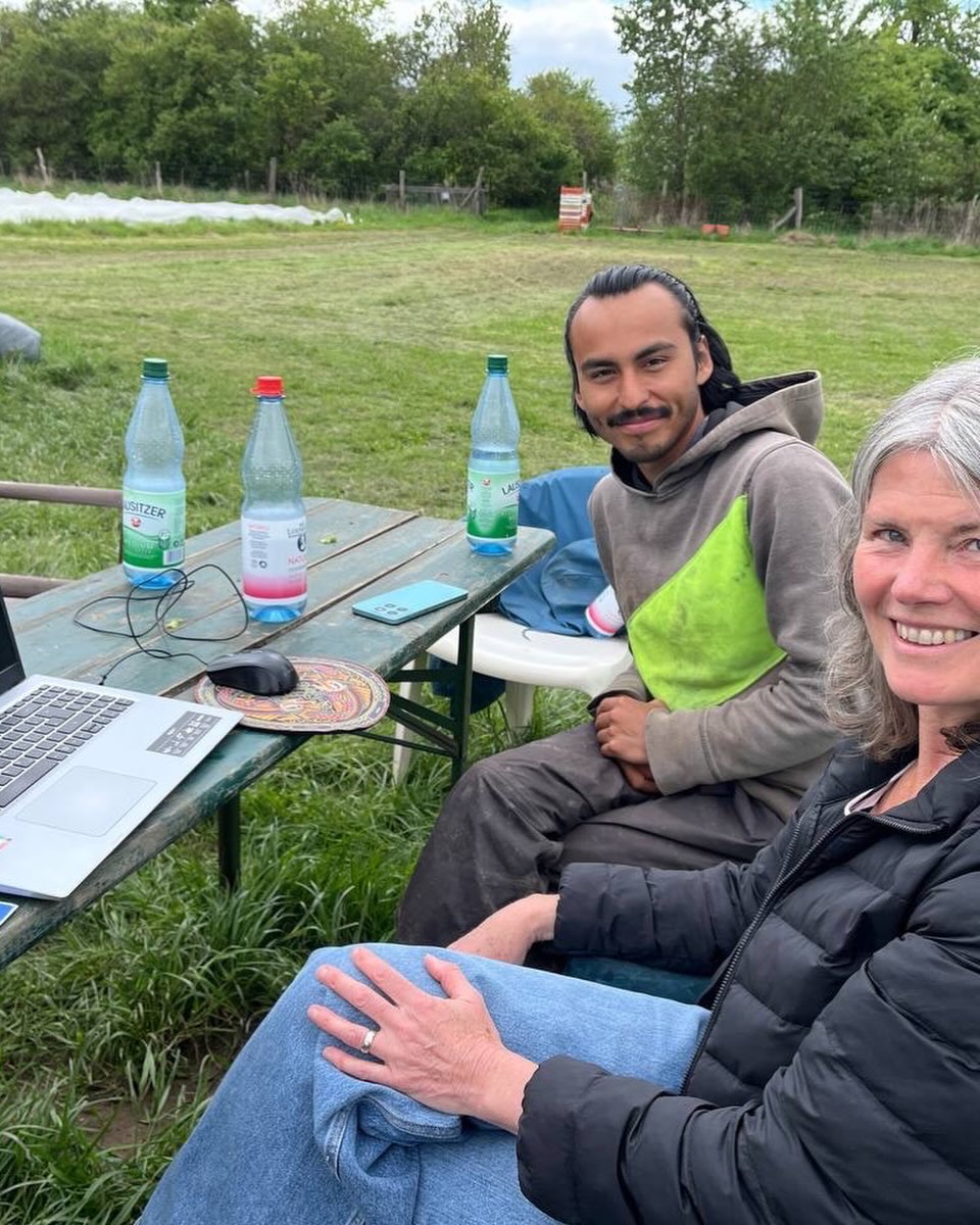 Heute schon an Morgen denken! Sonja aus der AG Lagerung bespricht mit Gabriel aus dem Gartenteam die Lagermengen für unsere geplante Erdmiete. Diese wollen wir noch in diesem Jahr bauen, um möglichst viel Gemüse direkt auf dem Feld durch den Winter zu bringen.
