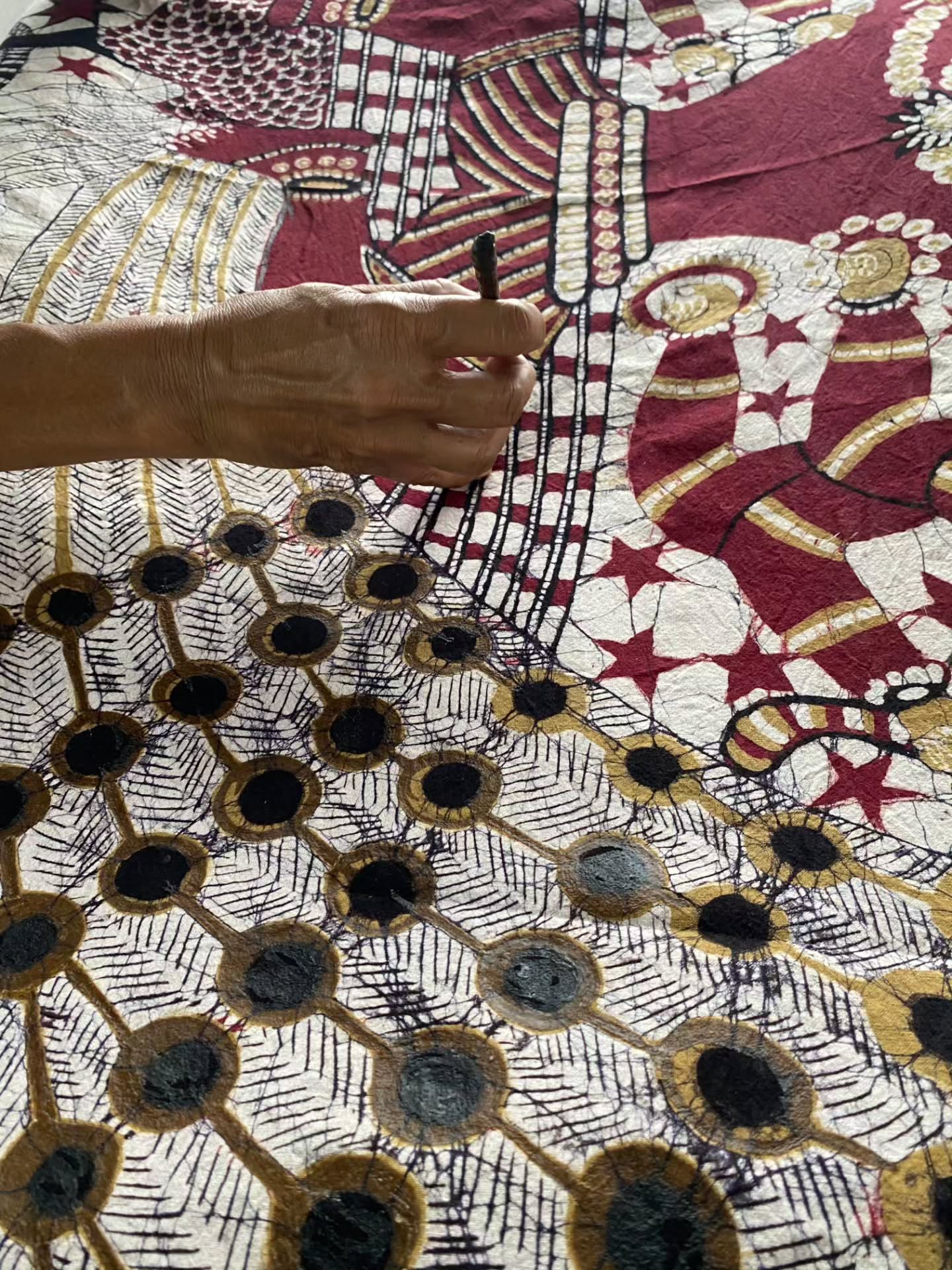 \Hands🖐️手と工芸のお話し/
歳をとったのかわからんが、最近デジタルで生成されたものへの興味が薄れている。なんだか心が踊らないノダ。
2024年に東京で開催したスリランカ人のバティック(ろうけつ染め)工芸のアーティストのエナ・デ・シルバの展覧会。
それ以降、彼女の残した工房を応援して作品を少しづつコレクションしている。
実際に去年には工房も見学をして、職人たちの活動を学ぶこともできた。
つい先日、今年の7月に現地でピックアップ予定の作品の進捗が写真で送られて、心が躍った。
自然光の中で、作品にろうを流し込んでいる様子であるが、そこに写っている女性の手からは熟練された技術の様子が手先や皮膚のしわから感じ取れ、神々しさを纏っている気がした。
世の中にはものや情報が溢れているが、自分の五感を使って好きだと思えるものをこれからも応援していきたいと思わせてくれる一枚📷️だった。
Maybe it’s my age, but lately, digital creations just don’t move me. My heart seeks something more "real."
Since the Ena de Silva exhibition in Tokyo (2024), I’ve been collecting pieces from her workshop. Last year, I even visited the site in Sri Lanka to see the artisans’ incredible craft firsthand.
I just received a progress photo of a piece I’m picking up this July, and it’s breathtaking.
Watching the wax being poured under natural light... the artisan’s hands, marked by years of skill and wisdom, look almost divine.
In a world overflowing with information, this one photo 📷️ reminded me to keep cherishing things that resonate with my five senses.
@aluwihareheritagecentre
#srilanka #batik #スリランカ #handicrafts #artisan
