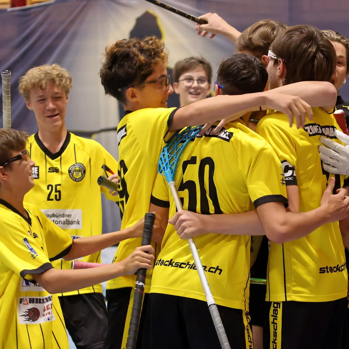 Marmots als Bündner Sportverein des Jahres 2026?
Die Iron Marmots Davos-Klosters sind offiziell nominiert für den Titel «Bündner Verein des Jahres»! Die Auszeichnung wird im Rahmen der Wahl zum Bündner SportlerIn des Jahres von einer Jury des @buendnerverbandfuersport vergeben.
Folgende Punkte sprechen für uns:
1. Starke Nachwuchsarbeit in einem familiären Verein
2. Wachstum von 15 auf 20 Teams innerhalb von 5 Jahren
3. Qualifikation der Kleinfeld-Herren für den Liga-Cupfinal
Die Entscheidung fällt am 5. Juni im GKB Auditorium in Chur.
Jetzt heisst es: Daumen drücken!
Den ausführlichen Medienbericht findet ihr auf unserer Website.