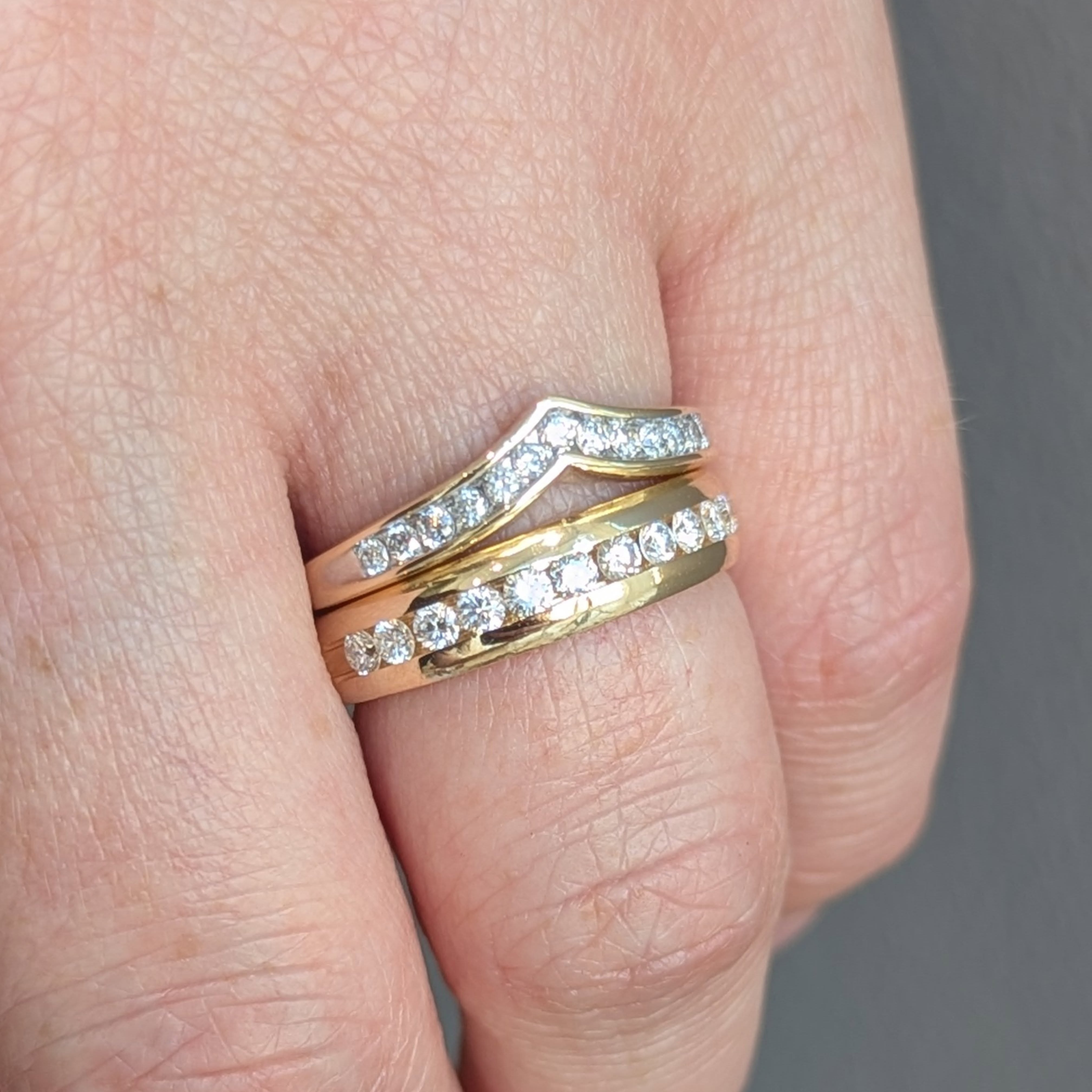 The latest additions to our Fine Estate Collection ✨ Two 14kt Yellow Gold Diamond Bands, one in a thinner channel set chevron style and the other in traditional thicker channel set style. Visit us in-store today until 4pm to see if they're the right ones for you! Sizing included when you buy** @estateandfinejewelry
Chevron .25ctw - $610
Straight .40ctw - $1,100
#diamondband
#diamondring
#yellowgold
#weddingbands
#estatejewelry