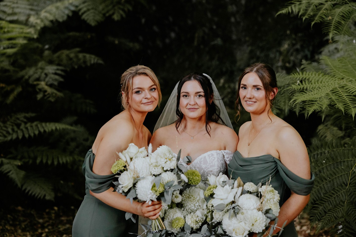 Glowing from every angle ✨ This beautiful bride trusted me with her bridal party spray tans for a healthy, natural-looking glow on her big day.
Enhancing her skin tone, adding warmth, and creating a smooth, radiant base for makeup and photos.
It’s those subtle, skin-boosting touches that make all the difference.
Book your glow via the link in bio 🤎
#SprayTanRotorua #SprayTanArtist