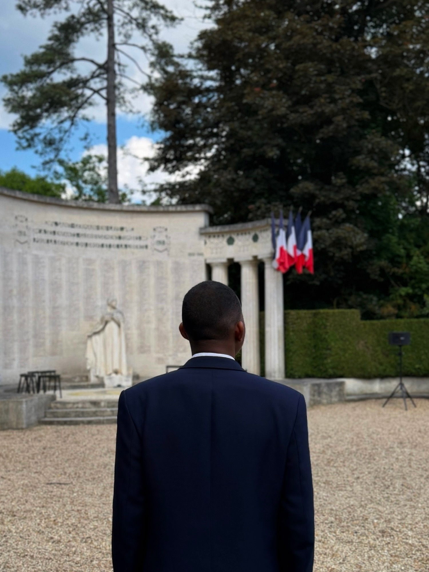 En ce 8 mai, je me suis rendu au monument aux morts de Saint-Germain-en-Laye afin de rendre hommage à celles et ceux qui se sont battus pour que la France reste libre.
Le 8 mai 1945 n’est pas seulement une victoire militaire. C’est la victoire de la #dignité sur la barbarie, de la #liberté sur la soumission.
À une époque où tout semble parfois se banaliser, où l’Histoire est réécrite, minimisée ou oubliée, il est de notre responsabilité de rester fidèles à ceux qui se sont battus pour notre pays et pour nos valeurs. 🇫🇷