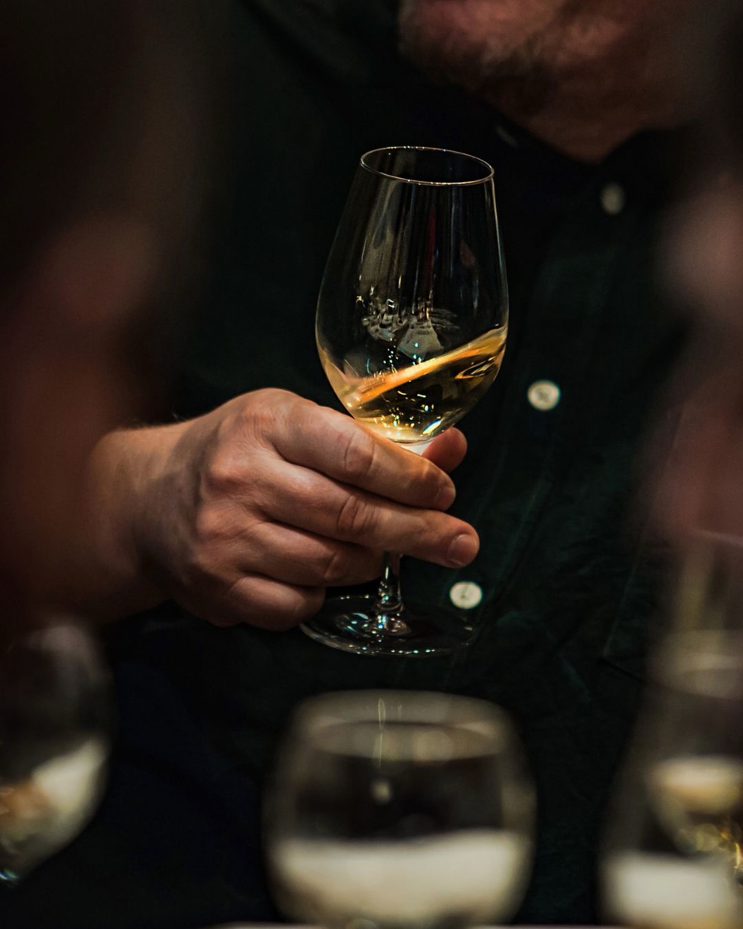 Un momento di degustazione, un incontro con il territorio.
Calici, abbinamenti e racconti che accompagnano la scoperta di vini selezionati con cura, direttamente dai produttori francesi.