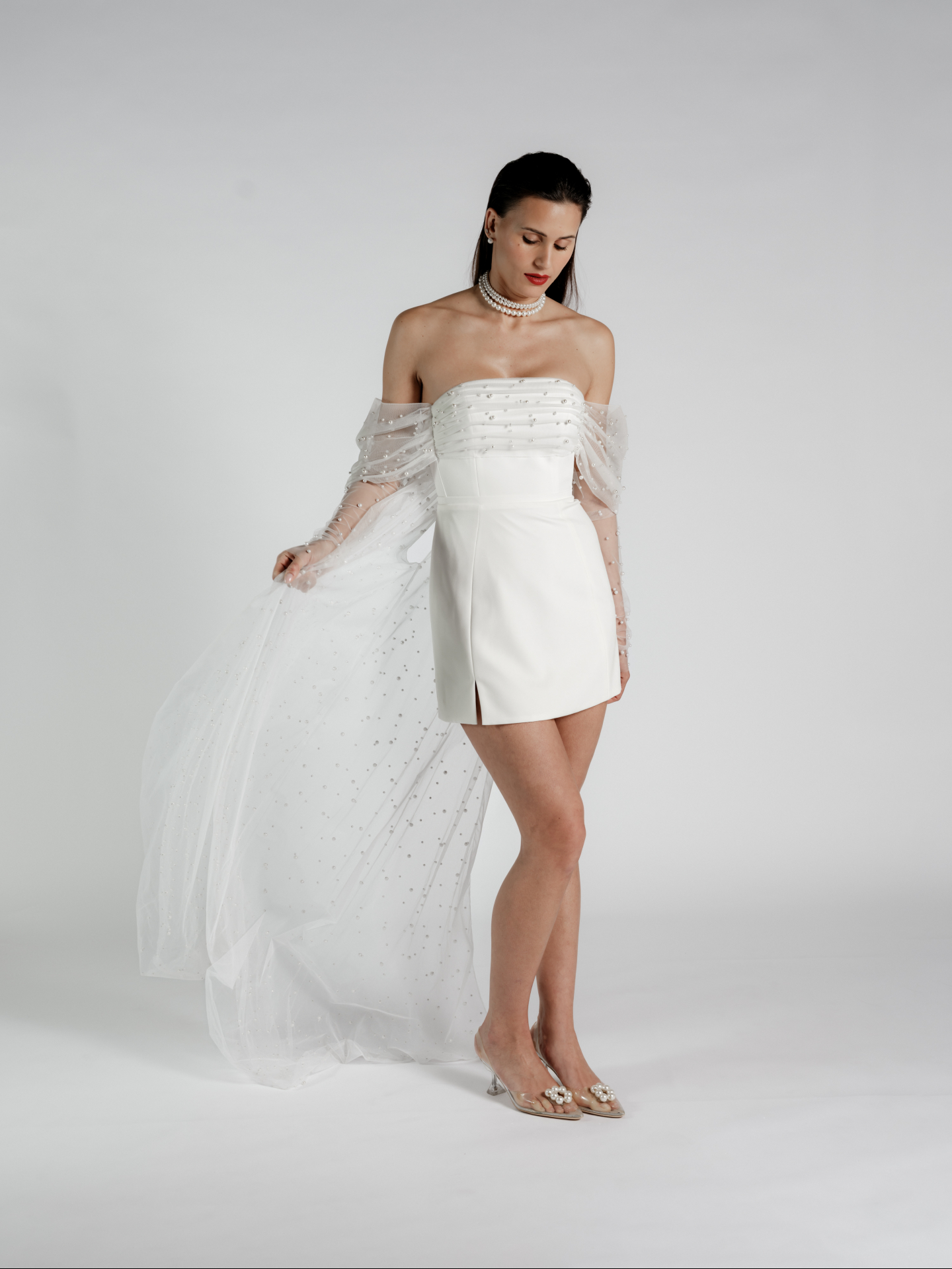 Zoom sur la robe ELO : L'audace au féminin pour un mariage civil inoubliable. 💍✨
Une création courte et graphique qui bouscule les codes traditionnels. D'un côté, la sobriété et la structure d'un bustier bandeau parfaitement coupé. De l'autre, le mouvement spectaculaire et éthéré d'une traîne en tulle perlé précieux qui cascade jusqu'au sol. C'est l'équilibre parfait entre rigueur architecturale et poésie texturée, pour une allure radicalement moderne.
Robe de mariée civile ELO, ou l'art d'oser la différence.
Cette robe est un petit clin d'oeil à un best-seller d'il y a quelques années, sauras-tu retrouver le modèle ?
_______
Je suis Manon Gontero, créatrice de robes de mariée à Marseille. Depuis plus de 15 ans j'accompagne les futures mariées dans le choix et la création sur-mesure de leur tenue mariage.
Prête à essayer votre robe de demain ? Réserve ton essayage via le lien en bio.
#creatricerobedemariee #bridallook #mariage #weddingdress