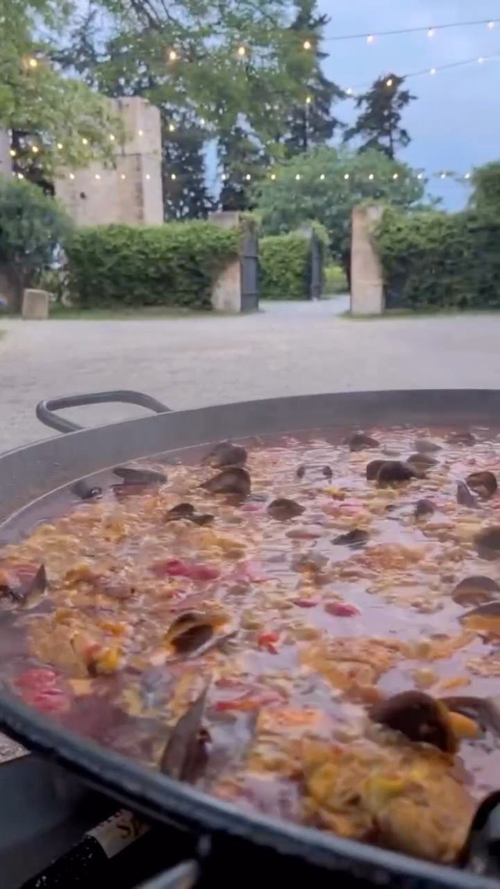 2 jours au cœur des vignes pour un événement professionnel @domainelaclausade 🍇✨
Jour 1 🇪🇸
Paella mixte cuisinée en direct et desserts maison.
Jour 2 ☀️
Buffet brunch généreux et desserts maison.
Merci à nos clients pour leur confiance et au domaine pour leur accueil 🤍
#traiteur #traiteurevenementiel #brunch #reelfood #cuisineespagnole