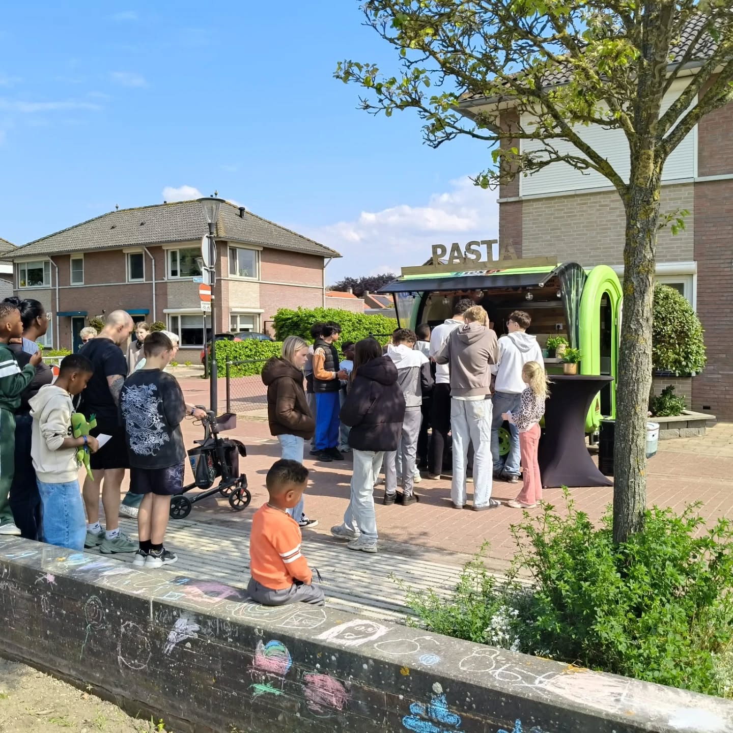 Vanavond stonden wij met de pasta foodtruck in de gemeente Terneuzen voor de opening van een nieuw plein waar bewoners elkaar kunnen ontmoeten 🍝✨
Wat was het een gezellige drukte! Mooi om te zien hoe buurtbewoners samenkwamen om te genieten van lekker eten, een praatje en de fijne sfeer op deze nieuwe ontmoetingsplek.
Bedankt aan iedereen die langskwam en aan de organisatie voor de uitnodiging! 🙌