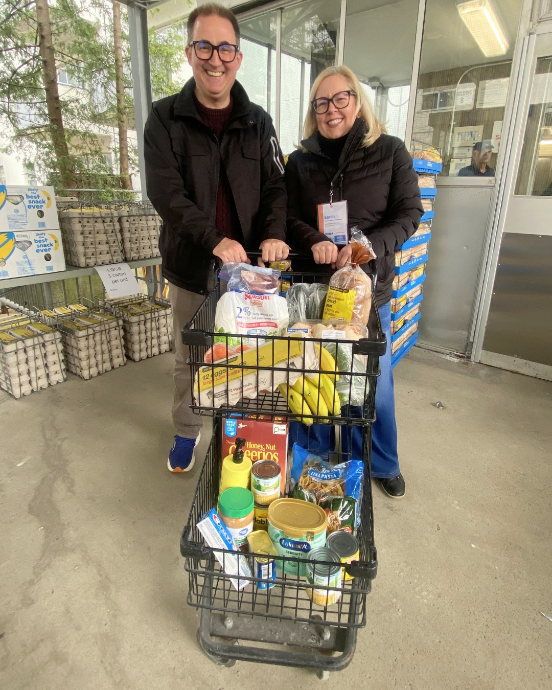 In April both of our food banks were able to support more neighbours than ever before.
Our team, supported by the community, combatted food insecurity by providing chicken (kosher & halal included), zucchini, cucumbers, clementines, bananas, milk, eggs, bread and non-perishables to 156 households in Willowdale on Friday, April 24 at our 415 Food Hub. In addition to serving fresh food, we also received and sorted over 4,500lbs of non-perishables. It was great to have the @getwellhealthteam there to share about their clinic.
On April 15 and 29th at our 675 Food Hub, 115 and 123 households were served respectively. They received eggs, milk, bread, potatoes, chicken, onions, apples and non-perishables. We're grateful to North York Chinese Baptist Church for the space and @nyhfb for the non-perishables.
On this #ThankfulThursday we thank everyone who donated thousands of non-perishables through community food drives at Tuft's Your Independent Grocer, St. Edward the Confessor Parish, @lansingunitedchurch, @alternasavingscu, North York Chinese Baptist Church, St. George on Yonge, Skyview Condo and Ultima Towers Condos.
Special thank you to @costco_canada Transit Rd. and @torontopolice @32nco_officers for their generous support!
Lastly, we're grateful to Carlo's No Frills for providing such affordably priced fresh food and @charliesmeat @charliesworldofmeat for providing a generous discount on chicken for every food distribution.
#WeLoveWillowdale #NeighboursHelpingNeighbours #Community #NorthYork #Charity #Kindness #FoodBank