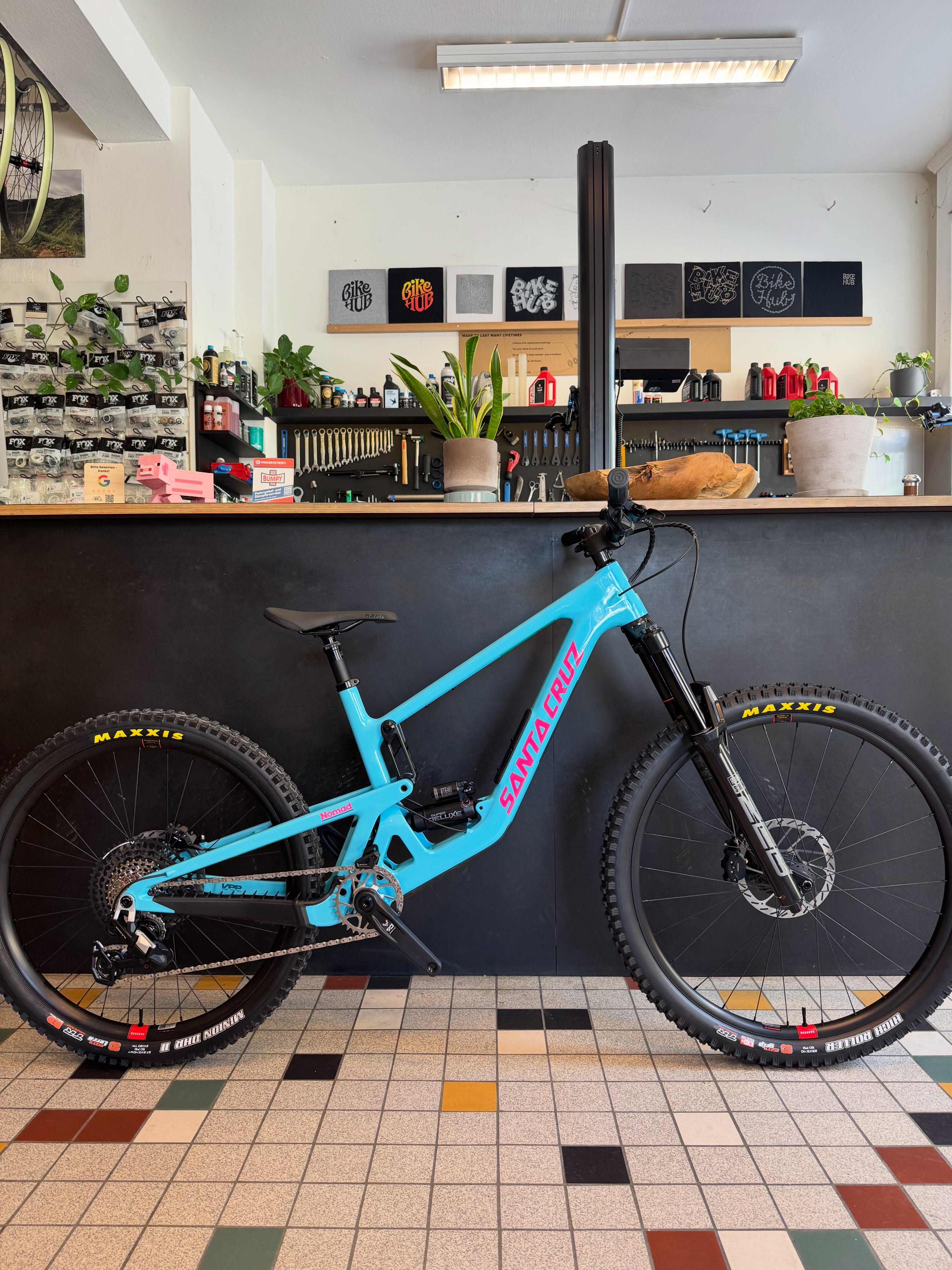 what a nice #newbikeday with the brand new @santacruzbicycles #nomad v7 🥰🥰🥰