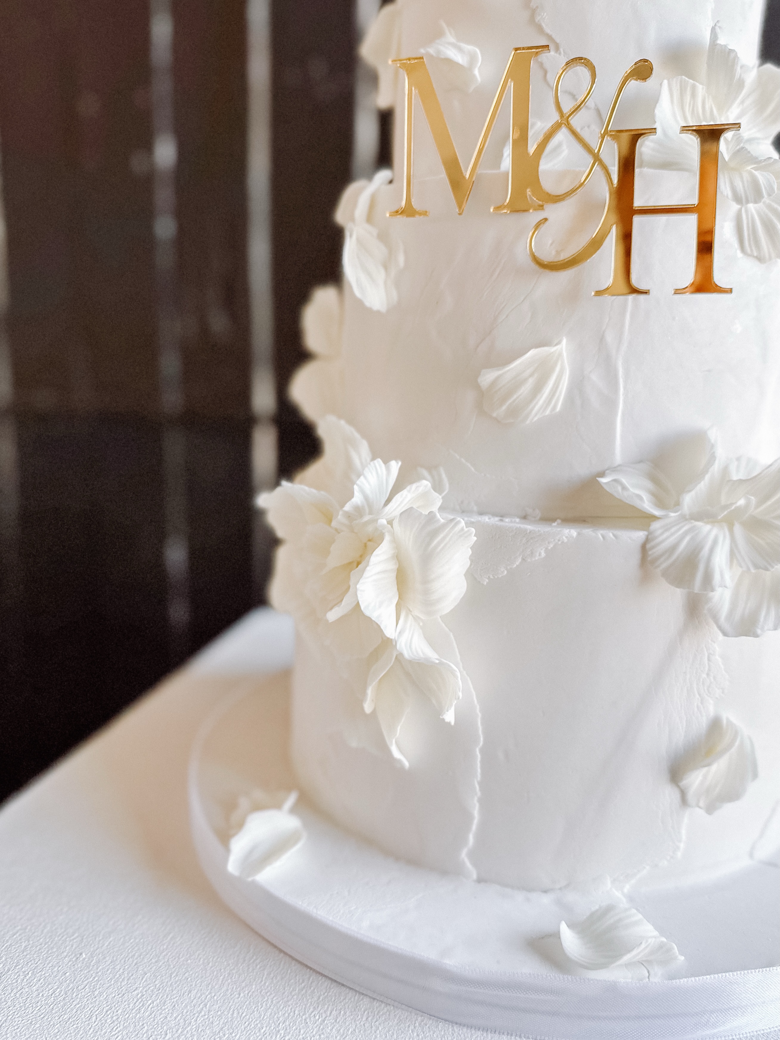 A little piece of edible art 🤍
Soft torn textures, delicate handcrafted sugar petals, and layers of timeless white — romantic in the most understated way.
The kind of cake that doesn’t need to shout to be unforgettable ✨