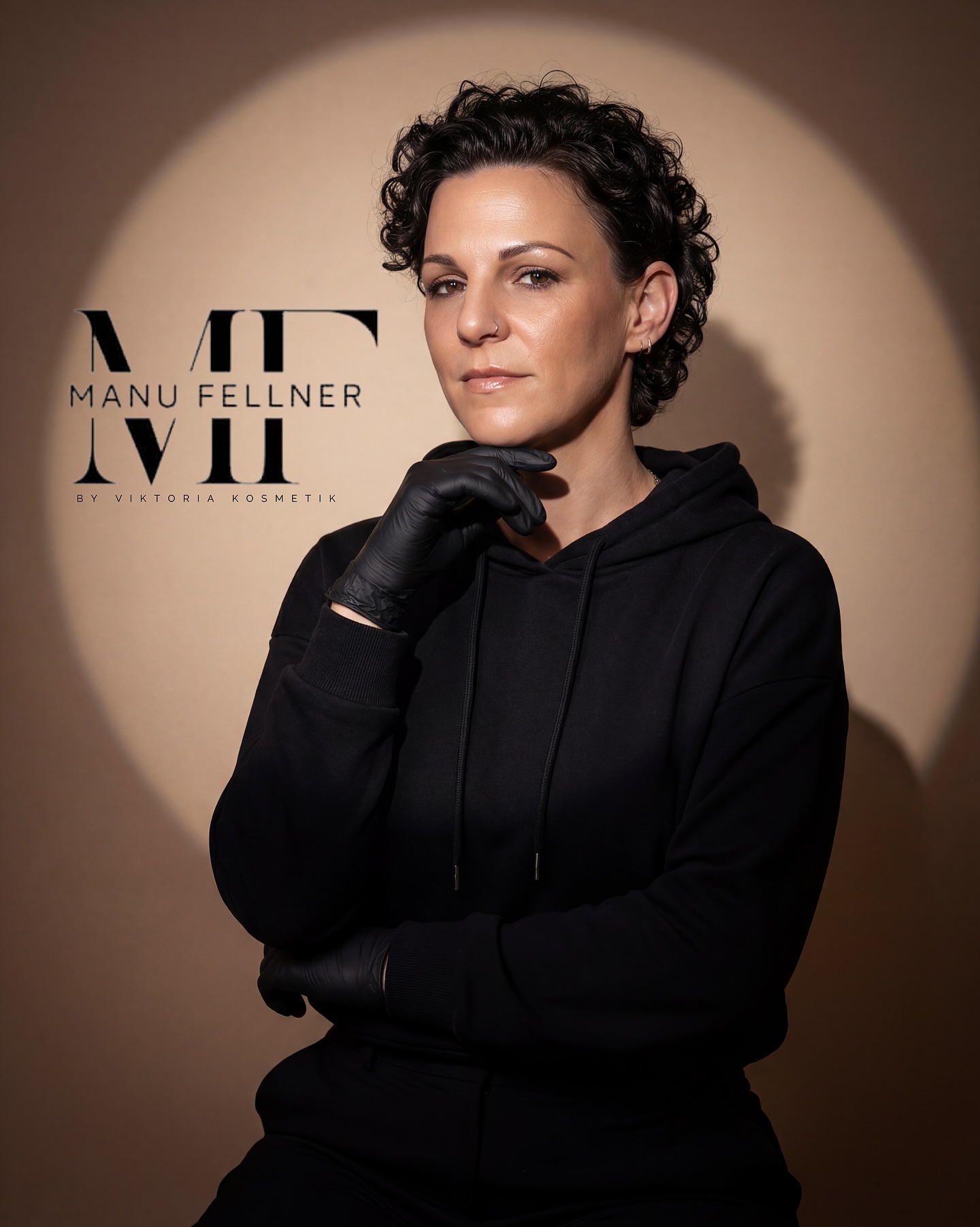 ✨ 𝐍𝐄𝐖 𝐈𝐌 𝐒𝐓𝐔𝐃𝐈𝐎 ✨
𝑳𝒂𝒏𝒈𝒆 𝒉𝒂𝒃𝒆𝒏 𝒘𝒊𝒓 𝒂𝒖𝒇 𝒅𝒊𝒆𝒔𝒆𝒏 𝑴𝒐𝒎𝒆𝒏𝒕 𝒈𝒆𝒘𝒂𝒓𝒕𝒆𝒕… 🤍
Nun ist es endlich soweit:
Mit @manufellner_nails dürfen wir offiziell einen weiteren 𝑷𝑹𝑶𝑭𝑰 in unserem Studio willkommen heißen. 💅🏼✨
⇶ Ab sofort sind ihre Termine online buchbar.
☞ Für uns war immer klar:
Wenn wir Nails anbieten, dann nur mit jemandem, der wirklich für Qualität, Präzision und professionelle Arbeit steht.
Mit ihrer Erfahrung, ihrem ästhetischen Auge und ihrer sauberen, detailverliebten Arbeit bringt sie genau das mit.✨
Wir freuen uns unglaublich, euch diesen neuen Bereich nun endlich offiziell anbieten zu dürfen.
✔ 𝒉𝒐𝒄𝒉𝒘𝒆𝒓𝒕𝒊𝒈𝒆 Nails
✔ 𝒑𝒓𝒐𝒇𝒆𝒔𝒔𝒊𝒐𝒏𝒆𝒍𝒍𝒆 Arbeit
✔ 𝒍𝒊𝒆𝒃𝒆 𝒛𝒖𝒎 Detail
✔ & 𝒘𝒖𝒏𝒅𝒆𝒓𝒔𝒄𝒉𝒐̈𝒏𝒆 Ergebnisse ✨
Die ersten Termine sind bereits verfügbar — aktuell jedoch nur mit wenigen freien Plätzen.
𝑺𝒄𝒉𝒏𝒆𝒍𝒍 𝒔𝒆𝒊𝒏 𝒍𝒐𝒉𝒏𝒕 𝒔𝒊𝒄𝒉… 🤍
𝗝𝗘𝗧𝗭𝗧 𝗢𝗡𝗟𝗜𝗡𝗘 𝗕𝗨𝗖𝗛𝗘𝗡 ✨
#qualitat #murtal #nails #houseofbeautymurtal