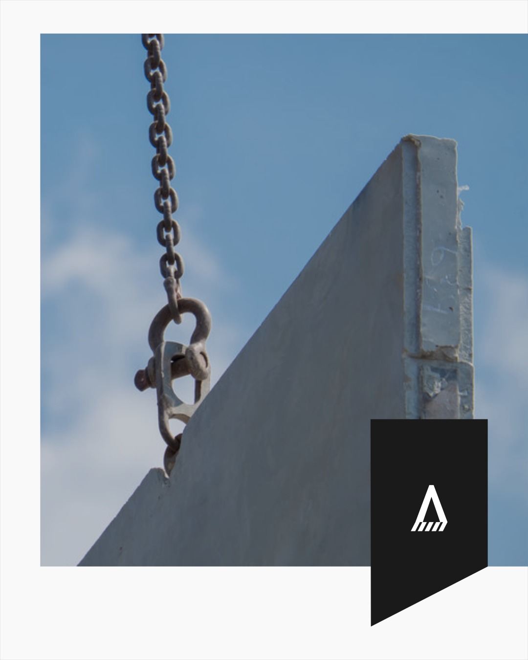 As placas de fechamento em pré-fabricado de concreto são amplamente utilizadas em obras industriais, comerciais, centros logísticos, supermercados, fábricas e galpões pré-moldados, proporcionando fechamento lateral com alta durabilidade, velocidade executiva e excelente acabamento arquitetônico.
Esses painéis podem ser executados em concreto armado ou concreto protendido, conforme as dimensões, logística de montagem e necessidade do projeto. Apesar da elevada resistência e rigidez, sua função principal é de vedação e fechamento, ou seja, normalmente não possuem finalidade estrutural na estabilidade global da edificação.
As placas de fechamento podem ser fixadas na face dos pilares pré-moldados através de chumbadores mecânicos, inserts metálicos ou ligações soldadas. Em obras menores, também podem ser instaladas no eixo dos pilares, encaixadas em cavidades laterais executadas nos próprios pilares, solução tradicional que hoje é menos utilizada em projetos de maior porte.
Além da velocidade de montagem, esse sistema proporciona industrialização da obra, redução de mão de obra no canteiro, durabilidade e excelente padronização construtiva.
📐 Legal conhecer um pouco mais sobre esse importante elemento das estruturas pré-moldadas de concreto.
Vem engastar o seu projeto com a gente!
E-mail: engenharia@engastar.com
WhatsApp: +55 (54) 98144-9876
#prefabricado #precast #premoldado #concretoprotendido #concretoarmado #estruturaspremoldadas #estruturaprefabricada #engenhariaestrutural #projetoestrutural #galpaoindustrial #centrologistico #estruturasdeconcreto #painelpremoldado #paineldeconcreto #construçãoindustrial #industrializaçãodaconstrução #estruturasmetalicas #engenhariacivil #prefabricadosdeconcreto #engastarengenharia