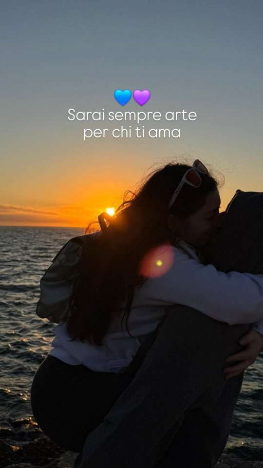 💙𝑩𝒖𝒐𝒏 𝒄𝒐𝒎𝒑𝒍𝒆𝒂𝒏𝒏𝒐 𝒂𝒍𝒍𝒂 𝒑𝒆𝒓𝒔𝒐𝒏𝒂 𝒄𝒉𝒆 𝒉𝒂 𝒔𝒄𝒆𝒍𝒕𝒐 𝒅𝒊 𝒂𝒎𝒂𝒓𝒎𝒊 𝒂𝒏𝒄𝒉𝒆 𝒏𝒆𝒊 𝒈𝒊𝒐𝒓𝒏𝒊 𝒑𝒊𝒖' 𝒅𝒊𝒇𝒇𝒊𝒄𝒊𝒍𝒊💜
A te, che non hai mai sminuito il mio dolore.
Che non hai mai pensato che fossi “esagerata”.
Che hai deciso di restare, ascoltare, capire.
Sono fiera di te in un modo che forse non riuscirò mai a spiegare davvero.
Perché mentre io cercavo di sopravvivere a Endometriosi, Fibromialgia, Sindrome di Alcock e a tutto ciò che questo percorso porta con sé… tu hai iniziato con me a studiare, informarti e metterti in prima linea per aiutarmi davvero.
E lo hai fatto mentre anche dentro di te combattevi battaglie invisibili.
Abbiamo attraversato anni durissimi.
Tre anni in cui il dolore sembrava occupare ogni spazio della nostra vita, cambiando i nostri corpi, i nostri ritmi e il modo di immaginare il futuro.
Eppure eccoci qui.
Perché non abbiamo mai smesso di sceglierci.
Mai smesso di avere speranza.
Abbiamo imparato a trasformarci insieme alla vita, adattandoci, aiutandoci, cambiando piani senza smettere di sognare.
Anche quando le nostre malattie urlano troppo forte e ci costringono a fermarci.
Perché noi abbiamo scelto di restare.
Di amarci anche nelle versioni più fragili di noi stessi.
Di tendere la mano a chi, come noi, pensa di non farcela.
Possiamo ancora sognare.
Possiamo ancora costruire il nostro futuro.
Possiamo perché continuiamo a sceglierci ogni giorno, nonostante tutto.
Grazie per non avermi mai lasciata sola dentro questo dolore.
Grazie perché trasformi l’amore in presenza, cura, ascolto e speranza.
Buon compleanno amore mio 🫂💜
#CrescereInsieme #DoloreCronico #Endometriosi #Fibromialgia #MalattieInvisibili