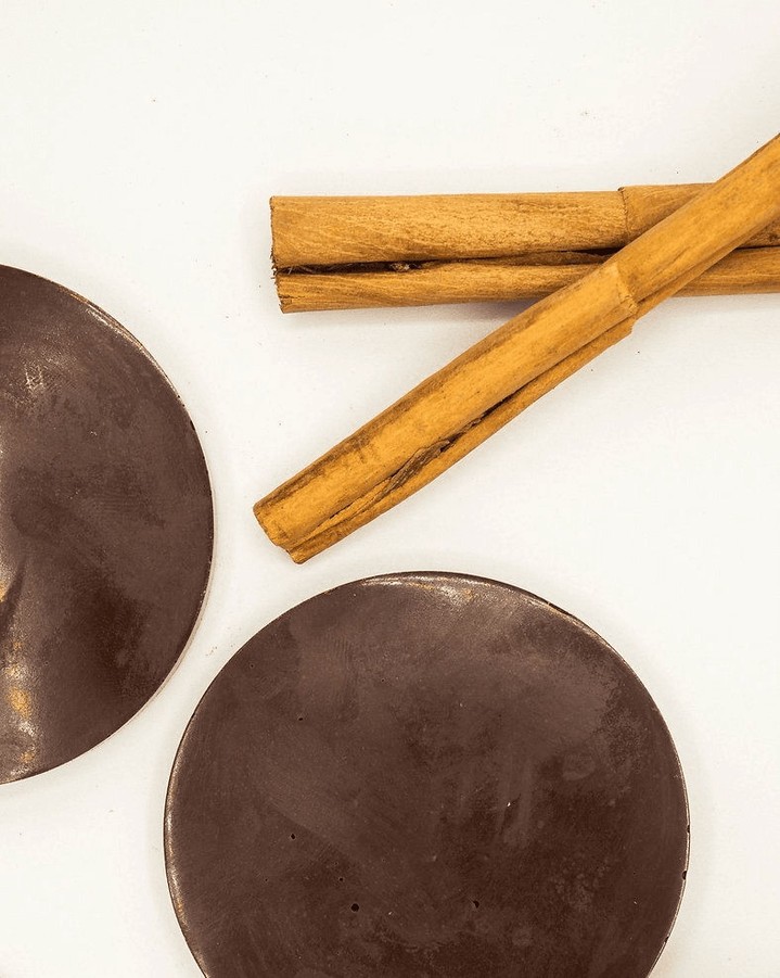 𝐌𝐚𝐲𝐚𝐧 𝐌𝐞𝐱𝐢𝐜𝐚𝐧 𝐇𝐨𝐭 𝐂𝐡𝐨𝐜𝐨𝐥𝐚𝐭𝐞 𝐃𝐢𝐬𝐤𝐬 - Made from hand-shelled Mayan cacao, Mexican cinnamon, raw cane sugar, and pure vanilla — just like the Mayans have for centuries. Whisk one disk into milk for 6 cups of rich, frothy hot chocolate. Also perfect for making authentic Oaxacan mole! ☕ 🇲🇽