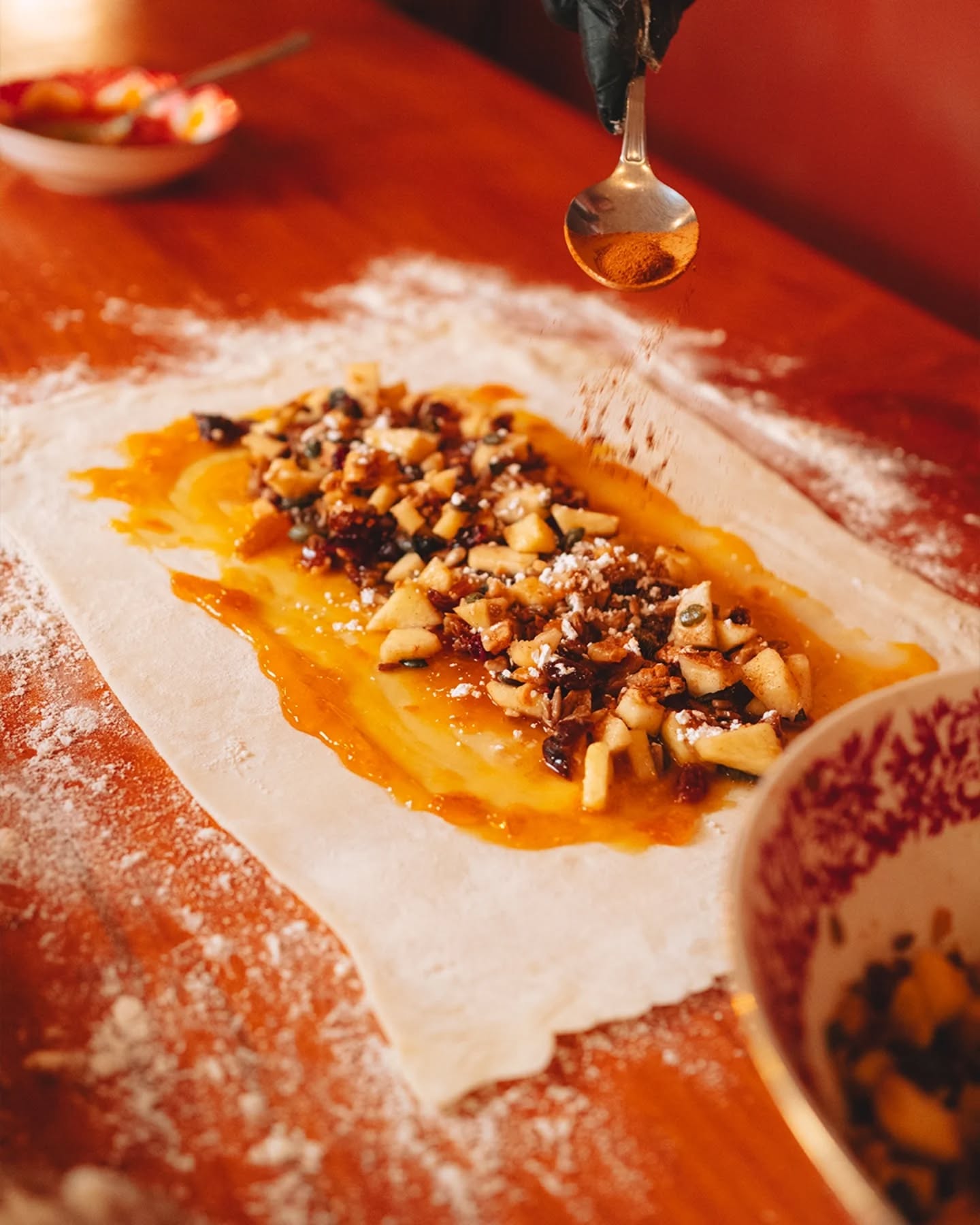 Alle Antiche Terme di Diana, lo strudel viene preparato in casa, come da antica tradizione ✨
Nel nostro reel precedente vi abbiamo mostrato alcuni momenti della lavorazione, con i veri ingredienti della ricetta originale! 🍎
Per vedere lo strudel finito… aspettate il prossimo post, o venite a scoprirlo direttamente da noi! 👀✨
📍 Via dei Sosii, 6 – Tivoli
📞 0774 312256
📸 @smup_socialmedia