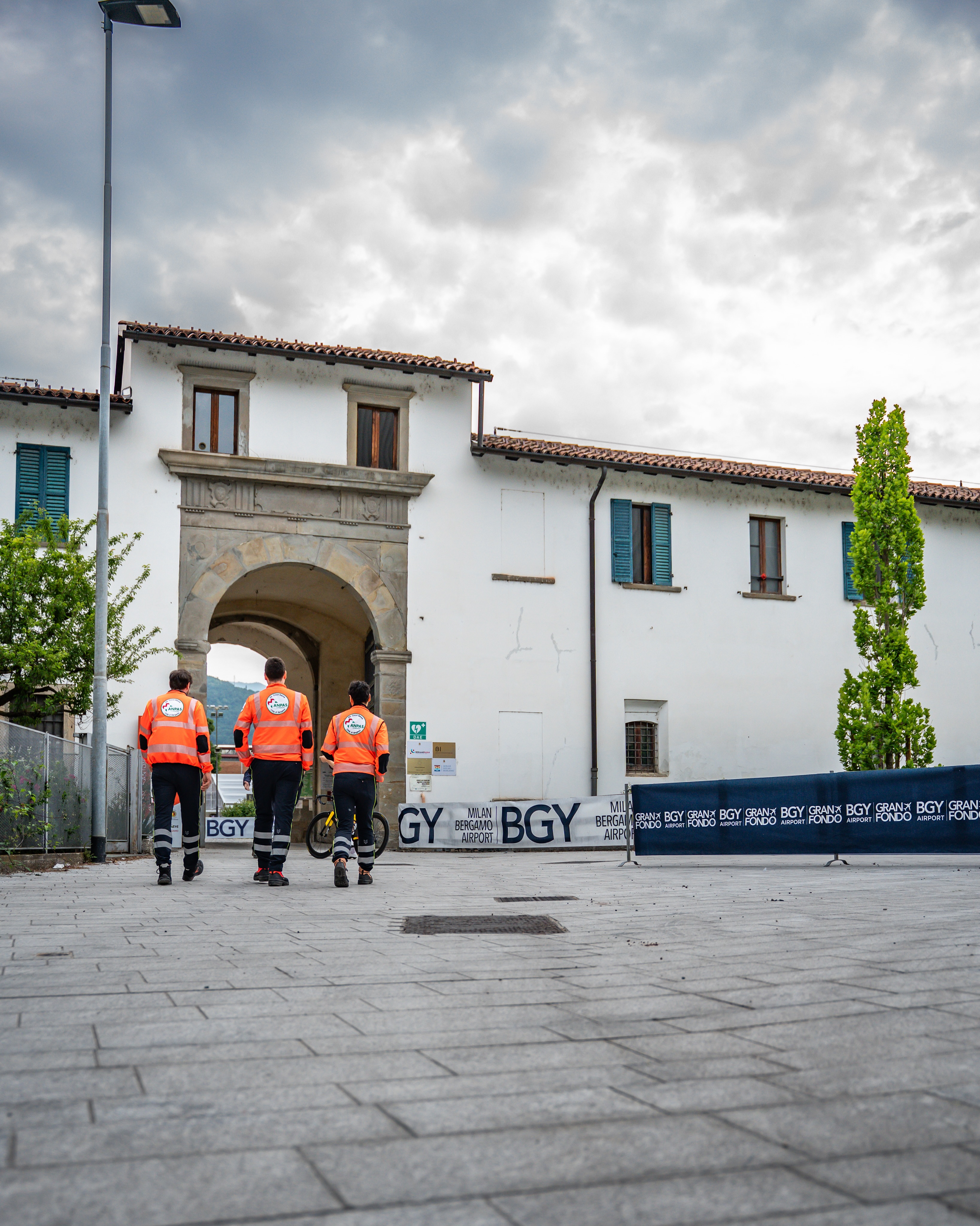 BGY Gran Fondo 2026 🚴♂️
Croce Bianca Città di Bergamo ha garantito il supporto sanitario alla manifestazione, presidiando il percorso e intervenendo dove necessario per tutelare la sicurezza di atleti, staff e pubblico.
Un servizio svolto con attenzione, coordinamento e professionalità, al fianco degli organizzatori e delle realtà coinvolte.
Grazie ai nostri volontari e operatori per l’impegno dimostrato durante tutta la giornata.
Grazie ad @areu.regionelombardia per il coordinamento sanitario della manifestazione e a tutte le associazioni che hanno prestato il loro supporto per la buona riuscita:
@croceblugromo
@soccorsocisanese
@ambulanzaselvinoaviatico
@crocebiancaboltiere
@croce_azzurra_almenno
@croceblulovere
@poliziadistato
@dpcgov_official
#CroceBiancaBergamo #BGYGranFondo #Bergamo #SupportoSanitario