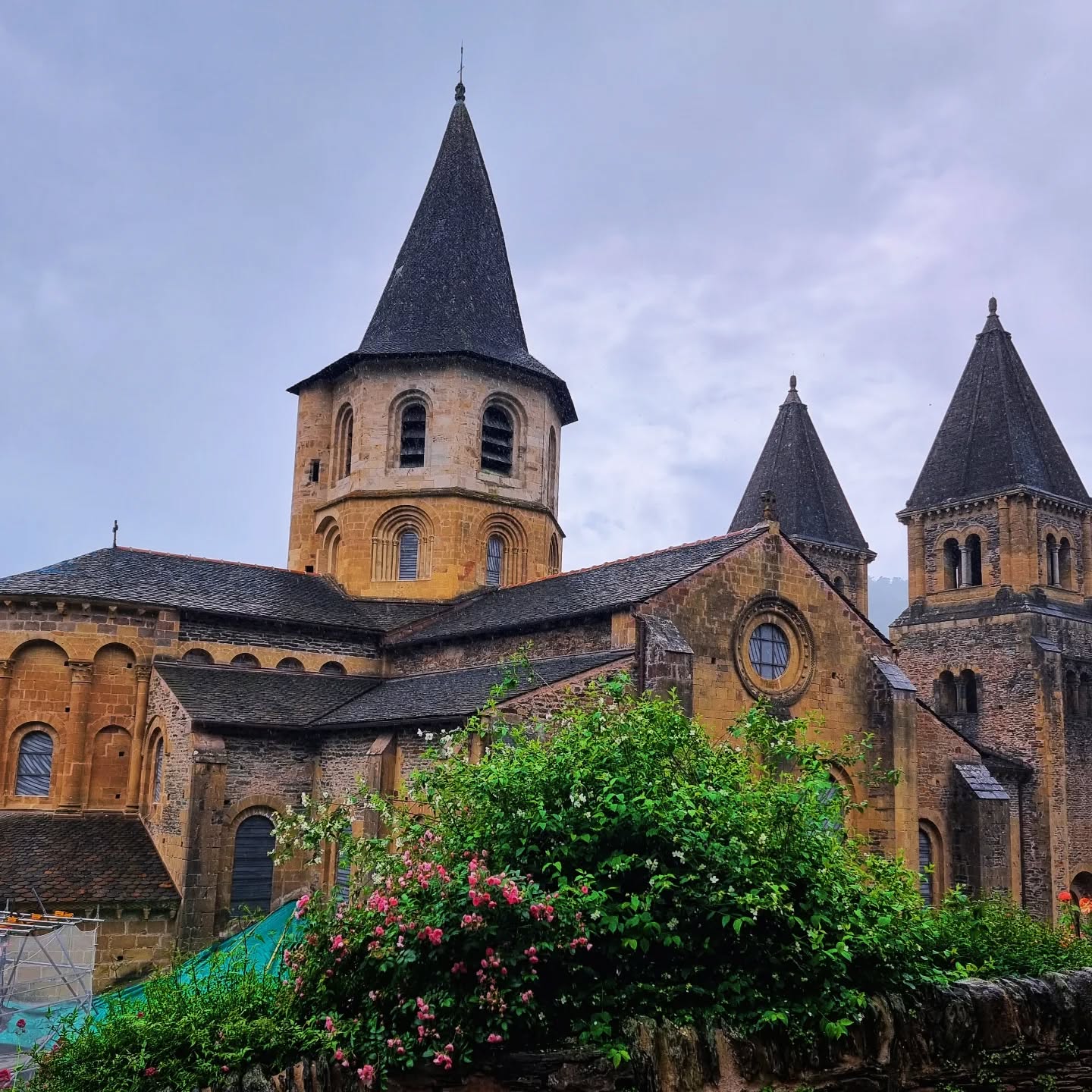 Conques - Belle même sous la pluie.
@assoofildelart #conques