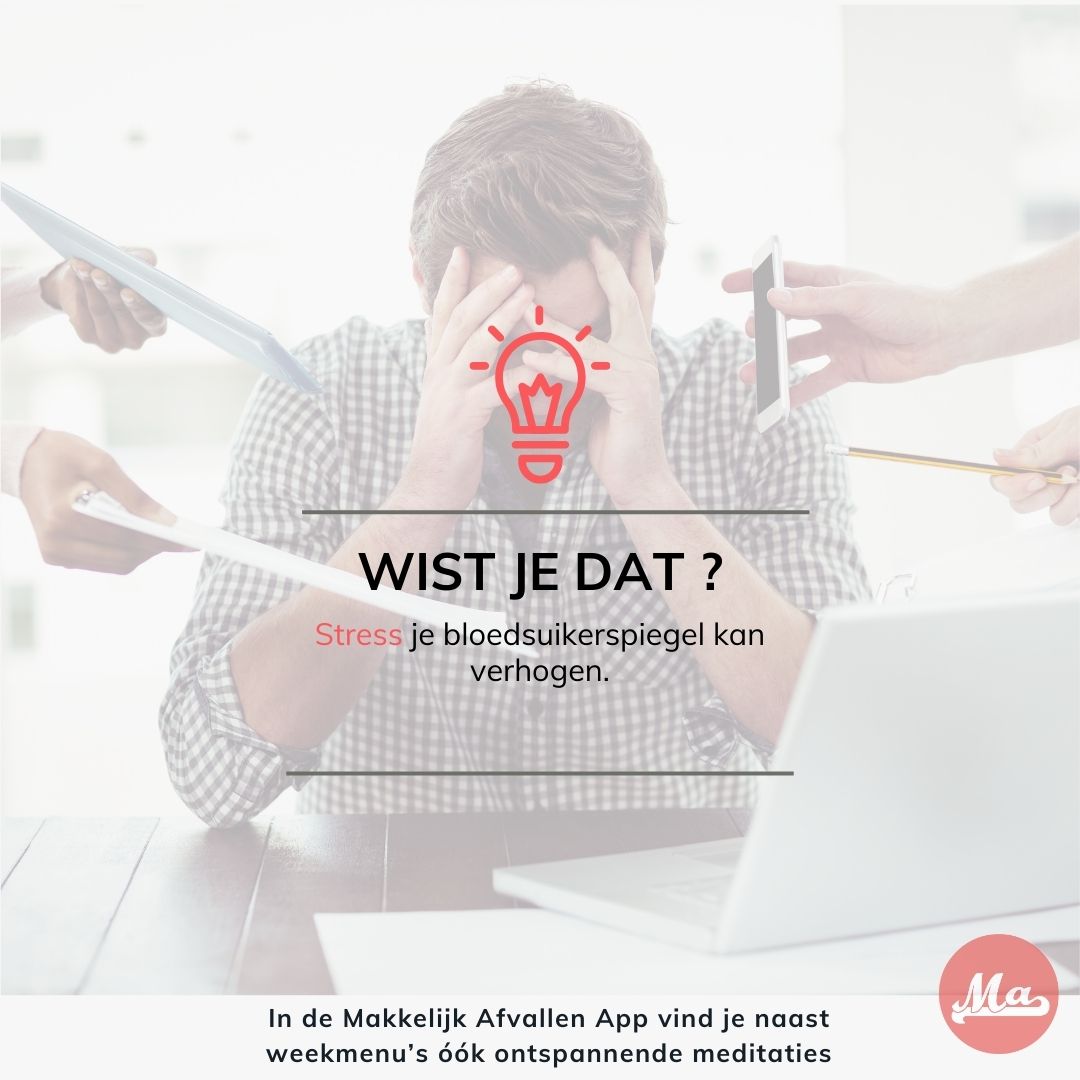 Wist je dat stress één van de meest onderschatte oorzaken is van een schommelende bloedsuikerspiegel?
Wanneer je lichaam stress ervaart, maakt het cortisol aan — een hormoon dat je bloedsuiker tijdelijk verhoogt om “alert” te blijven.
Handig bij acute stress, maar minder fijn als het dagelijks gebeurt.
Veel mensen denken dat hun bloedsuiker alleen reageert op voeding,
maar emotionele belasting, slecht slapen en continu ‘aan’ staan kunnen net zo’n groot effect hebben.
Hoe je stress wél kunt reguleren:
🧘♀️ Rustgevende ademhaling
🧠 Mindfulness & ontspanningsoefeningen
😌 Korte herstelmomenten door de dag heen
💧 Voldoende water drinken (ook belangrijk voor je suikerspiegel)
In de Makkelijk Afvallen App vind je naast weekmenu’s en recepten óók:
✨ Ontspannende meditaties
✨ Ademhalingsoefeningen
✨ Rustmoment-tools die je zenuwstelsel kalmeren
Alles om je lichaam én je bloedsuiker terug in balans te brengen.
#wistjedat #bloedsuiker #stressmanagement #koolhydraatarm #gezondleven #mindset #makkelijkafvallen #insulineresistentie #suikerschommelingen