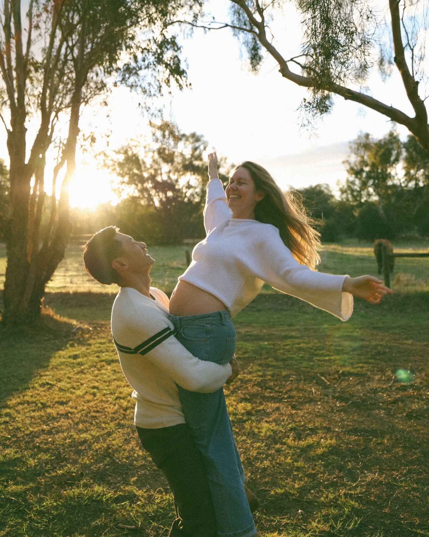 What started as an engagement shoot back in October became something even more special 🥰 after a few reschedules we finally landed on the most perfect autumn afternoon, and instead of just celebrating a proposal we were capturing the quiet, beautiful in-between of becoming parents. Selia now pregnant with their baby boy, due the very same week as me, which made this one feel extra close to my heart!
#perthmaternityphotographer #perthphotographer #maternityshoot #perthmums #filmphotographer