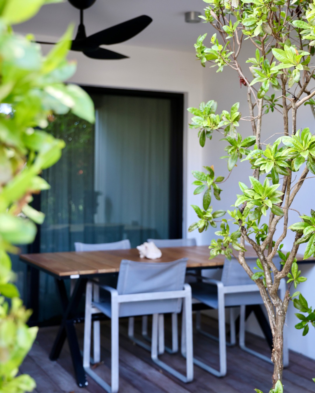 🇫🇷 L'espace où les plus belles conversations commencent, avec vue sur rien d'autre que l'instant présent.
___ ___
🇬🇧 The space where the best conversations begin, with a view of nothing but the present moment.
#saintbarth #saintbarthelemy #travel #luxury #hotel