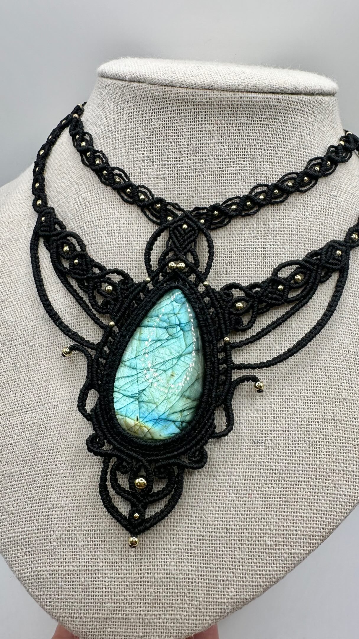 La labradorite est une pierre fascinante, connue pour ses reflets changeants appelés labradorescence.
Ce jeu de lumière interne lui donne ces nuances bleues, dorées ou vertes si particulières.
Elle appartient à la famille des feldspaths et se forme dans des conditions géologiques bien précises, ce qui explique ses irisations uniques.
Ces reflets viennent de la structure de ses couches minérales microscopiques, qui diffractent la lumière et créent cet effet mouvant, presque irréel.
Aucune pierre ne se ressemble vraiment :�chacune révèle sa lumière différemment, selon l’angle et le mouvement.
C’est cette singularité qui a nourri tant de récits et d’interprétations à travers le temps.
Une pierre à la fois mystérieuse… et très vivante dans ses reflets.
#goddessjewelry #auroraborealis #northenlights #labradoritestones