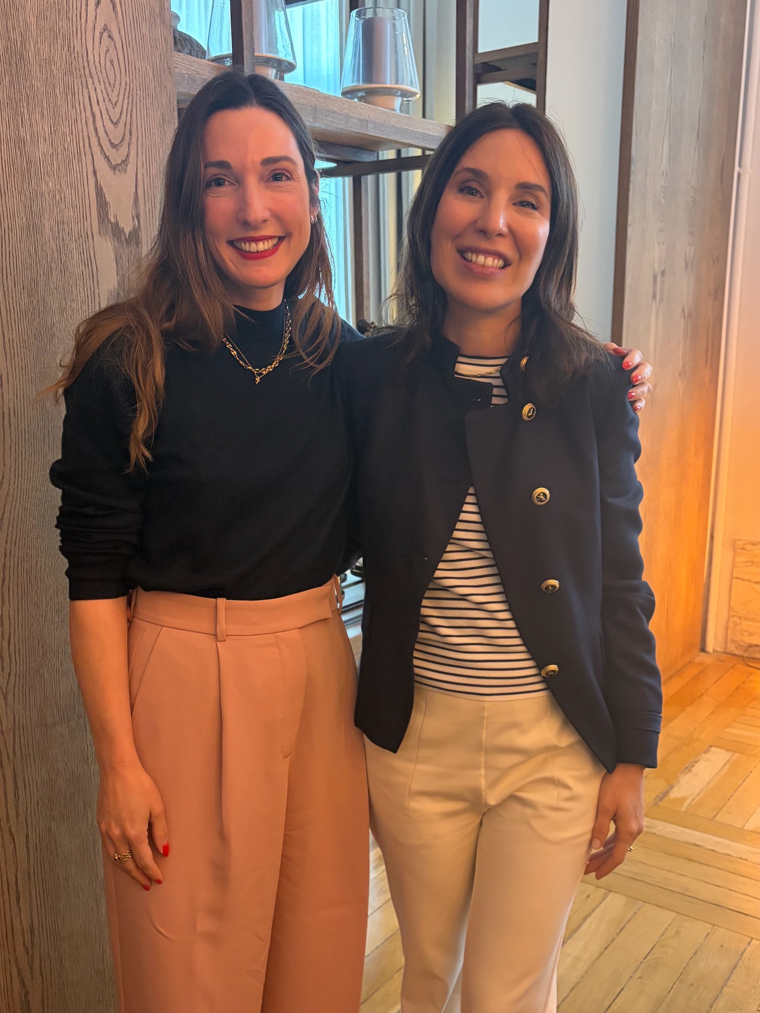 Un placer asistir al II Desayuno TELVA “Persiguiendo la longevidad”, ✨ El segundo encuentro de una serie de seis conversaciones que tendrán lugar a lo largo de 2026 con el objetivo de analizar, junto a grandes expertos internacionales, las claves de una de las mayores transformaciones sociales y sanitarias del siglo XXI: la longevidad.
En esta ocasión, tuvimos el privilegio de escuchar a @juancarlos_alcaide que nos invitó a reflexionar sobre la silver economy y una realidad cada vez más evidente: existe una nueva generación que se hace mayor de una manera completamente distinta.
Fue además una conversación especialmente enriquecedora y distendida, magníficamente conducida por @paloma_sancho Paloma y @olgaruiz_telva junto a @shiseido
Tuve el placer de compartir mesa con grandes referentes del mundo de la belleza, la comunicación y el bienestar como Natalia de la Vega de @tachabeauty @claudiadipaolo @martaroblesg @lcarvaja y @martamasi5 entre otros
💡 Me quedo con ideas especialmente relevantes:
▫️ El futuro está en la gente con pasado.
▫️ Debemos abandonar etiquetas asociadas a la edad.
▫️ Es necesario combatir tanto el edadismo como el juvenalismo.
▫️ La longevidad no consiste únicamente en vivir más años, sino en vivirlos con propósito, autonomía y bienestar.
Hubo además un concepto que me pareció especialmente potente: la luminosidad.✨✨
Esa luz interna que muchas personas desarrollan con el paso de los años y que nace de la experiencia, la autenticidad y el equilibrio vital.
Desde la medicina estética y regenerativa, esta reflexión resulta fundamental. Los pacientes hoy no buscan “parecer más jóvenes”, sino verse bien, sentirse bien y mantener su identidad con naturalidad. Y probablemente sean los pacientes de mayor edad quienes más valoran algo esencial en medicina: la humanización, la escucha y el acompañamiento🩷
La nueva longevidad nos obliga también a evolucionar nuestra manera de entender la salud, el bienestar y el cuidado de las personas.💫
#Longevidad #SilverEconomy #GeneracionSilver #HealthyAging #MedicinaEstetica MedicinaRegenerativa Humanizacion Edadismo TELVA Bienestar Longevity