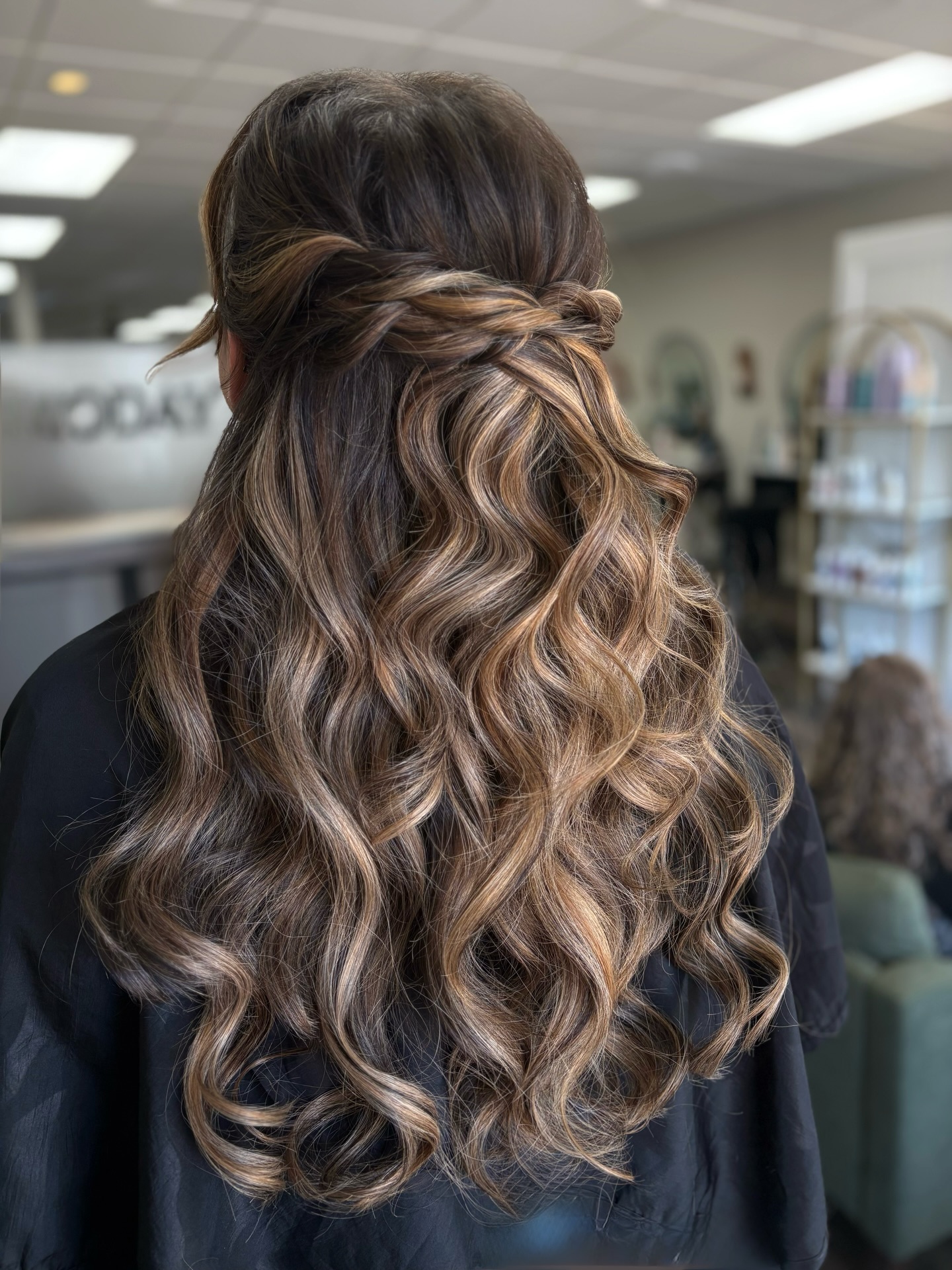 Calling all 2026 brides ✨
Your dream hair deserves a trial before the big day. Soft, voluminous bridal curls are timeless for a reason!
Now booking bridal trials for upcoming weddings ♡ Come preview your full bridal look, talk extensions, veil placement, longevity, and create a style that feels completely you.
Limited peak-season bridal availability remaining
By Heather