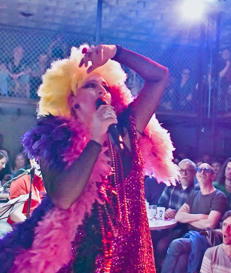 ❤️🔥Emotions et joie de refaire un secret 🥳, de mettre toutes mes plumes et bouclettes pour célébrer ce cabaret créé par @monsieur_k_et_cie 🍀, d’incarner cette terrifiante tendance mascu gros cons debilos putain comment s’en sortir, d’accompagner @patricklaviosa au piano pour son coucou cucu en Grande Viosa, de me crêper le chignon avec @noir.david encore et encore 🤘🏾😘