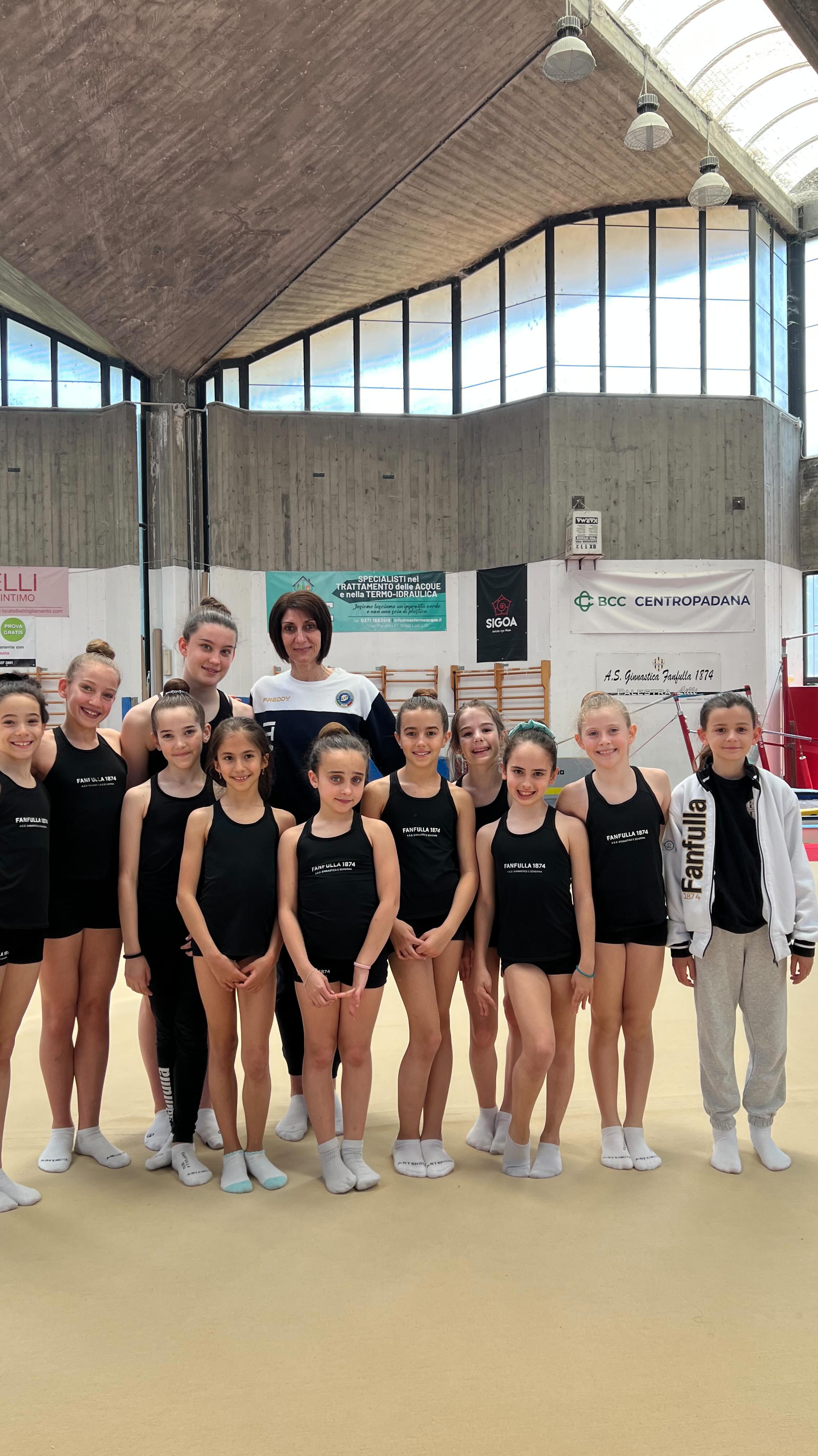 ✨ Si è appena conclusa una meravigliosa giornata di stage insieme alla tecnica nazionale FGI e giudice internazionale delle Olimpiadi di Rio 2016 e Parigi 2024, Elena Aliprandi, e alla ginnasta Alexandra Agiurgiuculese, protagonista di Campionati Europei, Coppe del Mondo, Mondiali e delle Olimpiadi di Tokyo 2020. 🤍✨
È stata una giornata intensa, ricca di emozioni, insegnamenti e crescita, dove le nostre ginnaste hanno avuto l’opportunità di apprendere tante nuove cose, migliorarsi e vivere momenti preziosi di gioia, condivisione e passione insieme ad altre ginnaste, unite dallo stesso amore per questo sport. 💫
Un’esperienza speciale che porteremo nel cuore e che resterà un bellissimo ricordo per tutte.
Grazie di cuore a Elena e Alexandra per la loro professionalità, disponibilità ed energia, e un grande grazie anche a tutte le società esterne che hanno partecipato contribuendo a rendere questa giornata ancora più speciale. 🤍🎀
@agiurgiualex_15 @aliprandielena