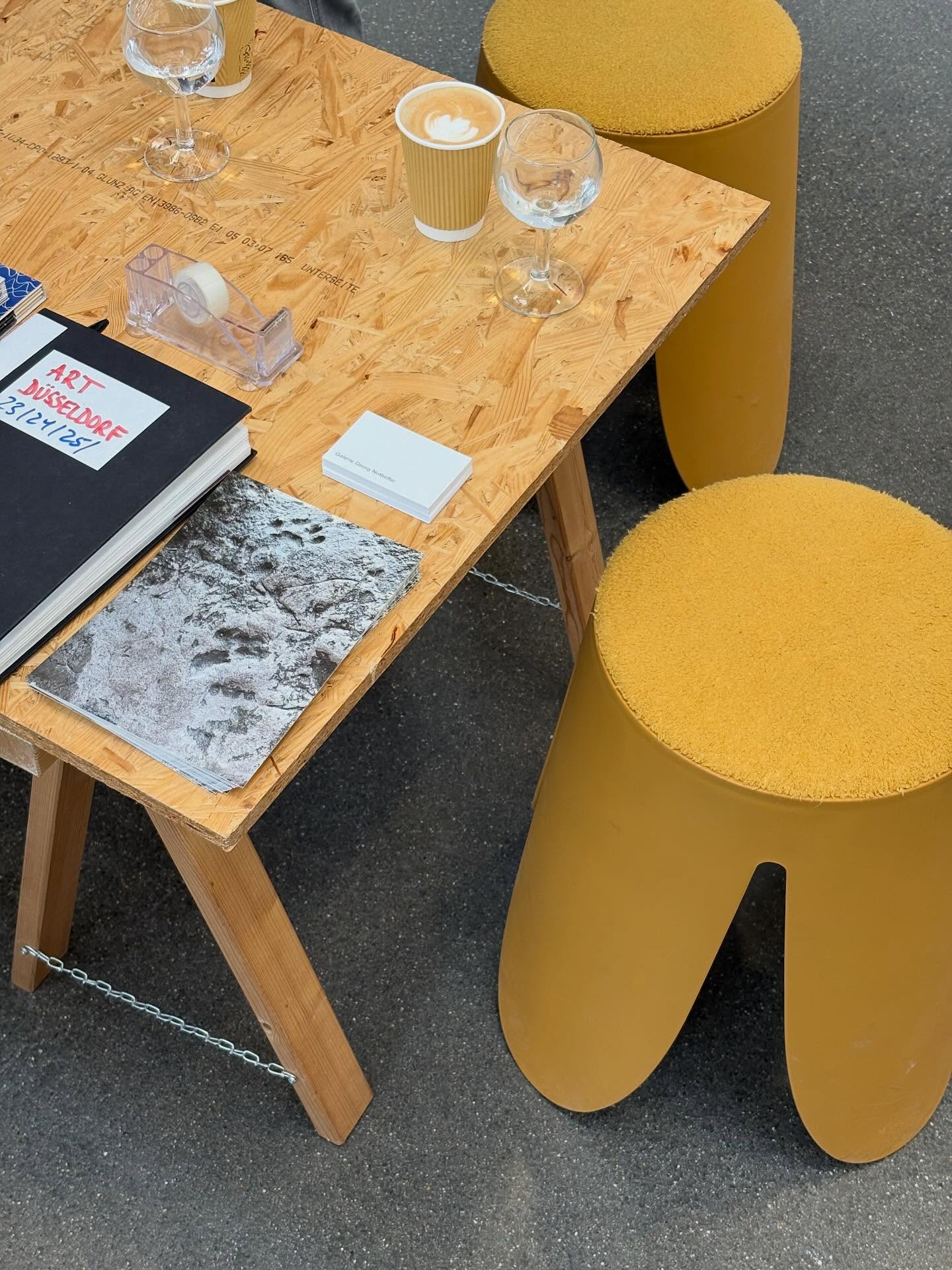 Neben der Kunst fasziniert mich auf Messen vor allem eines: die scheinbar mühelos gestalteten Messestände der Galerien.
Es wirkt fast so, als hätte man einfach schnell ein paar Stühle und Tische eingepackt – vielleicht sogar die, die kurz vor Abfahrt noch im Weg standen. Zusammengewürfelt: Designklassiker trifft auf Fundstücke, Eleganz auf Zufall. Und trotzdem stimmt am Ende das Gesamtbild.
Genau das ist Interior Design. Und wenn ihr uns fragt: richtig gutes.
Denn mit wenigen Elementen eine stimmige Atmosphäre zu schaffen, ist alles andere als einfach.
All das – und noch viel mehr – lernt ihr in unserer Ausbildung Interior Design. #ibkk #interiordesign #designclassics