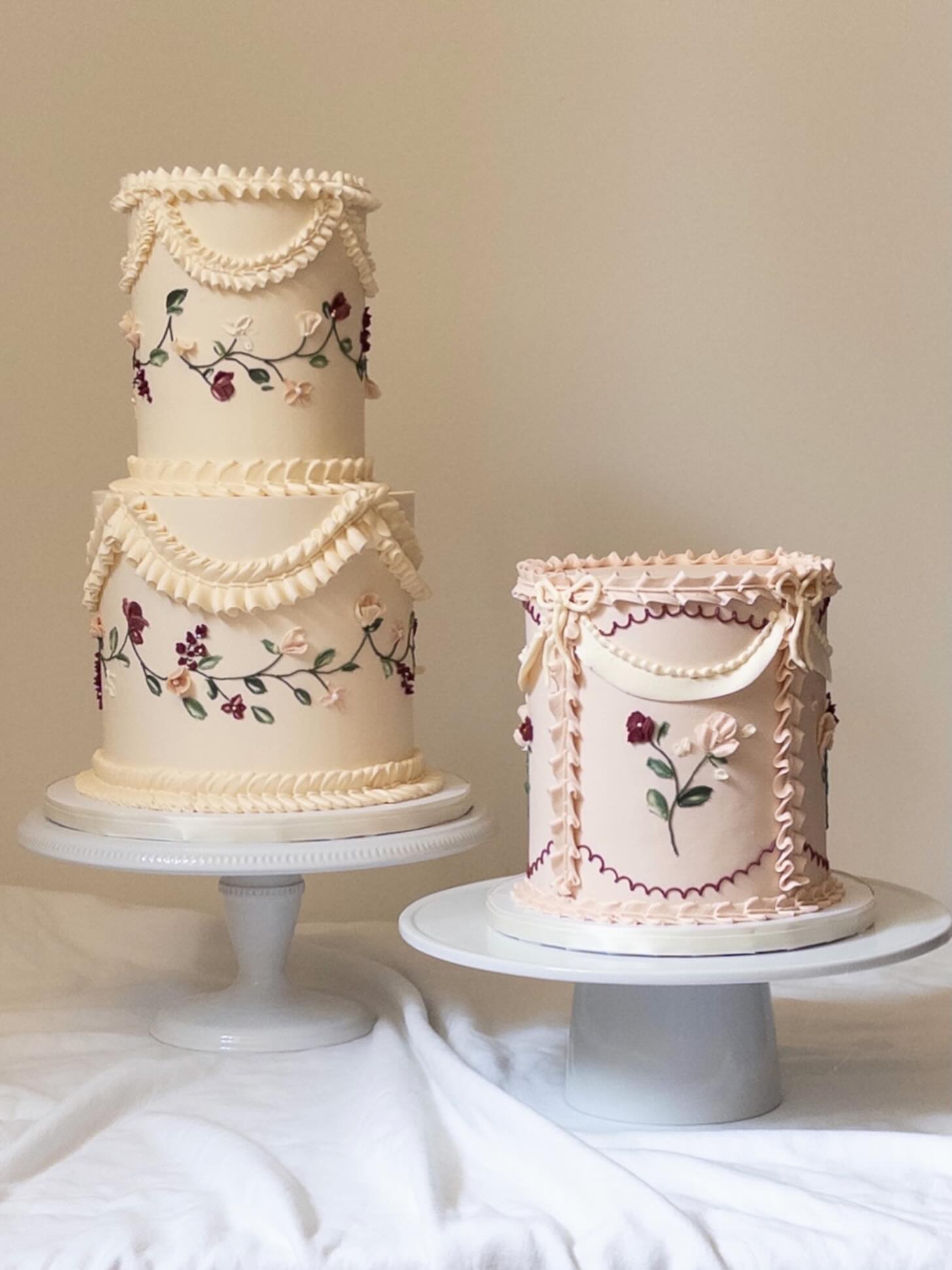 A cake duo for Anna & Usho ♥️♥️
#weddingcakeideas #weddingcakedesigner #torontoweddings #torontoweddingcakes #vintageweddingcake
