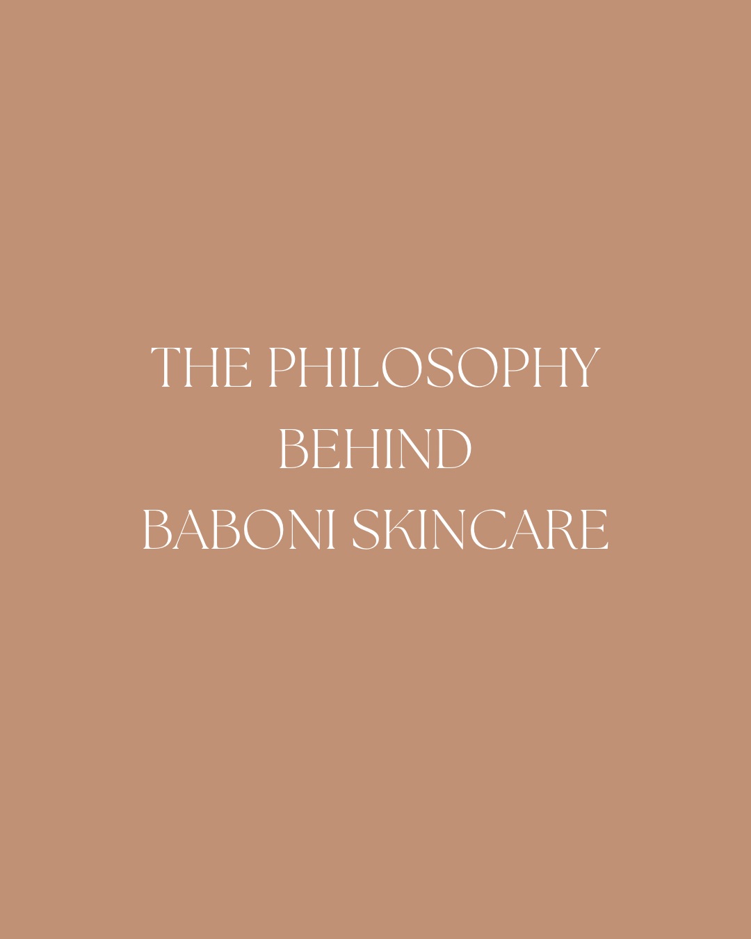 De filosofie achter Baboni Skincare ✨
Tegenwoordig zijn er veel schoonheidssalons en behandelaars, en juist daarom is het zo belangrijk dat je een plek vindt die echt bij jou past, met een aanpak en visie die aansluit bij wat jouw huid én jij nodig hebben.
Bij Baboni skincare draait alles om één overtuiging: een huid is nooit los te zien van de mens erachter. Stress, levensstijl, emoties en dagelijkse belasting weerspiegelen zich in de huid. Daarom kijk ik verder dan alleen het huidbeeld op zichzelf.
Ik zie de huid als een eerlijke spiegel van het innerlijk en het dagelijks leven en niet als iets waartegen we moeten vechten, maar als iets dat we beter leren begrijpen en ondersteunen.
Elke behandeling start met een persoonlijke huidanalyse. Jij brengt je wensen mee, de huid vertelt haar verhaal, en vanuit mijn professionele visie bepalen we samen de richting van de behandeling. Dit is nooit een standaard protocol, maar een zorgvuldig afgestemd proces dat zich aanpast aan wat de huid op dat moment nodig heeft.
Soms vraagt de huid om actieve werkstoffen, zuren of doelgerichte technieken. Soms is juist herstel, rust en het versterken van de huidbarrière de eerste stap. Beide zijn waardevol. Het juiste moment bepaalt de keuze.
Mijn behandelingen zijn geen losse sessies, maar een persoonlijk traject waarin we stap voor stap werken aan huidverbetering én balans. Niet gericht op snelle, agressieve resultaten, maar op duurzame huidgezondheid en zichtbare én voelbare verbetering.
Daarbij kijk ik niet alleen naar de huid, maar ook naar het zenuwstelsel en het totale welzijn van de persoon. De behandeling begint altijd met vertraging: geur, adem en een moment van rust, zodat lichaam en geest kunnen landen.
De sfeer in mijn salon is bewust rustig, veilig en zonder haast. Een plek waar je even mag loslaten, zonder druk of overprikkeling.
Het resultaat van mijn werk zit niet alleen in een gezondere huid, maar ook in hoe iemand zich voelt wanneer zij de salon verlaat: lichter, rustiger en meer in balans.
Dat is voor mij de kern van huidzorg.
En misschien is dat precies waarom ik zo vaak hoor:
‘Bij jou voelt het anders.’ 💛