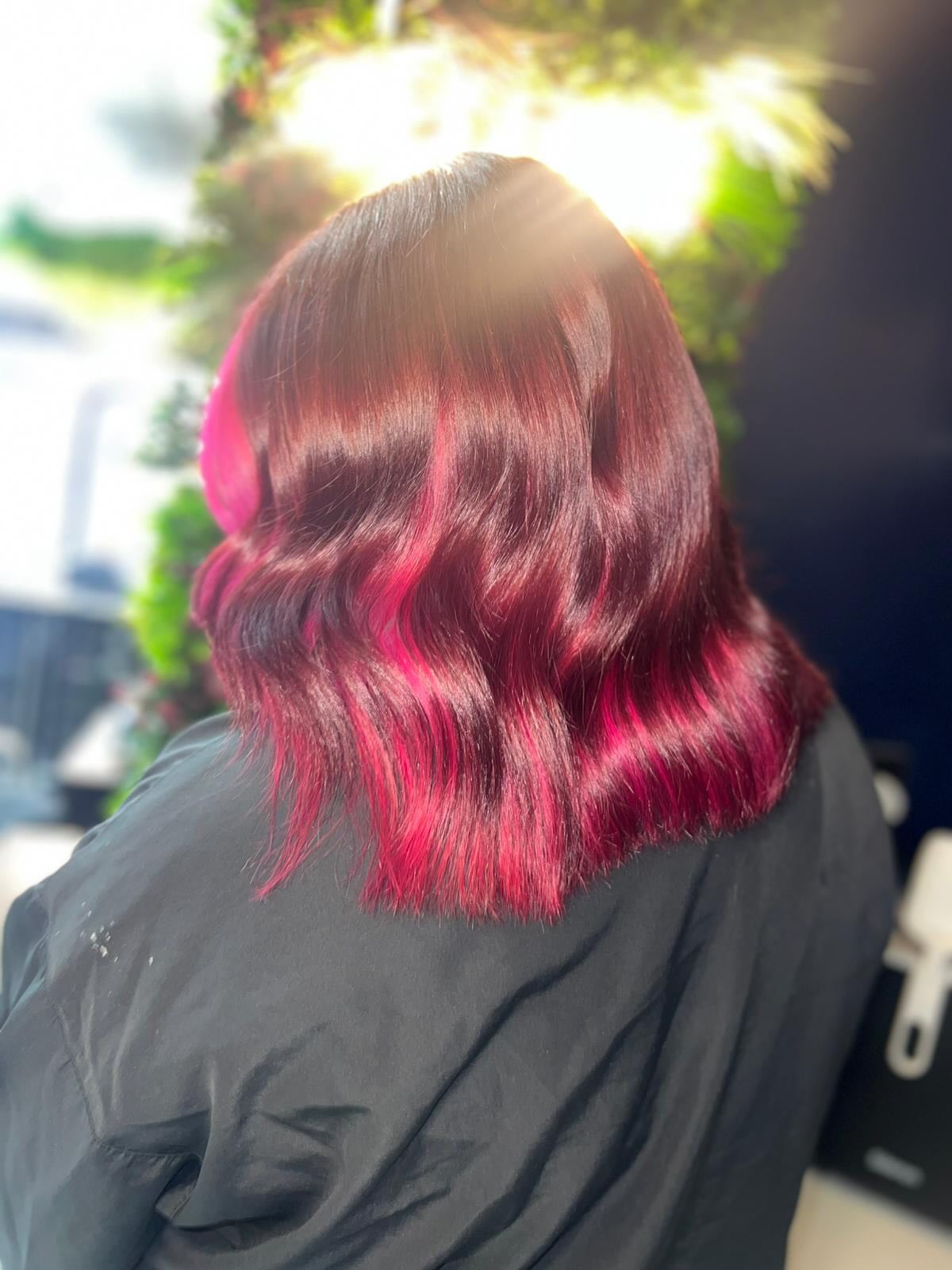 ✨ This custom peekaboo color was designed to add depth, dimension, and a touch of personality while maintaining a polished, wearable finish. Perfect for clients who want something expressive yet versatile ❤️ By stylist Chloe Olivia.
@lorealpro @lorealpro_education_uki