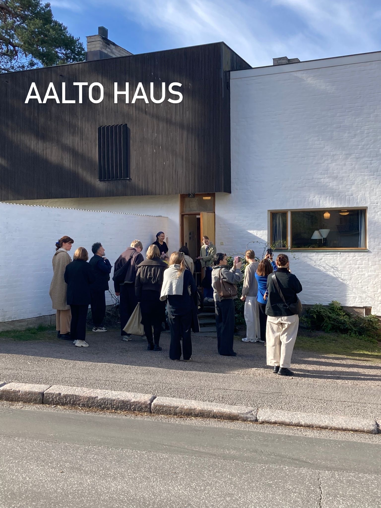 Artek Finnish Experience:
Artek Pressereise 2026, Tag 3 🇫🇮
Am dritten und letzten Tag unseres Presstrips erwarteten uns noch einmal drei ganz besondere Highlights.
📍Stop 1: Aalto Haus
📍Stop 2: Aalto Studio
📍Stop 3: Savoy Helsinki mit abschließendem Lunch im Café Savoy
Es war eine wunderschöne Zeit in Finnland, auf den Spuren von Alvar und Aino Aalto. Wir bedanken uns herzlich bei allen Teilnehmenden und bei Artek für die exzellente Organisation.
Hosted by @artekglobal