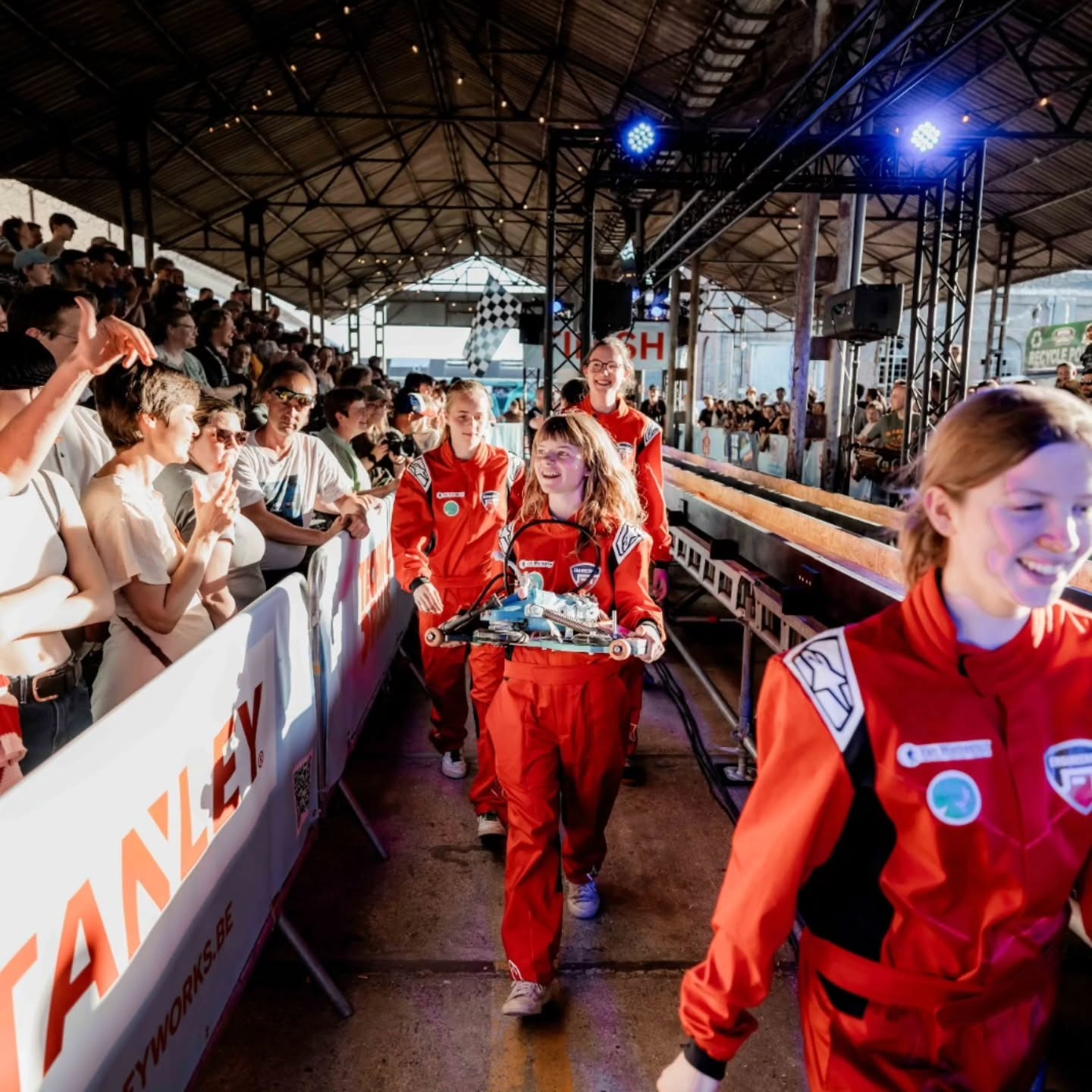 Zie ze schitteren! Laure, Mona, Ada en Yanah uit 6DEV2, beter bekend als de @dragonfly._.racers wonnen zaterdag de studentencompetitie van het BK Powertool Drag Racing! En in de algemene competitie haalden ze de 8e finale, wat ook een straffe prestatie is. Proficiat Dragonfly racers! @van_wiemeersch_bv @makerfairegent